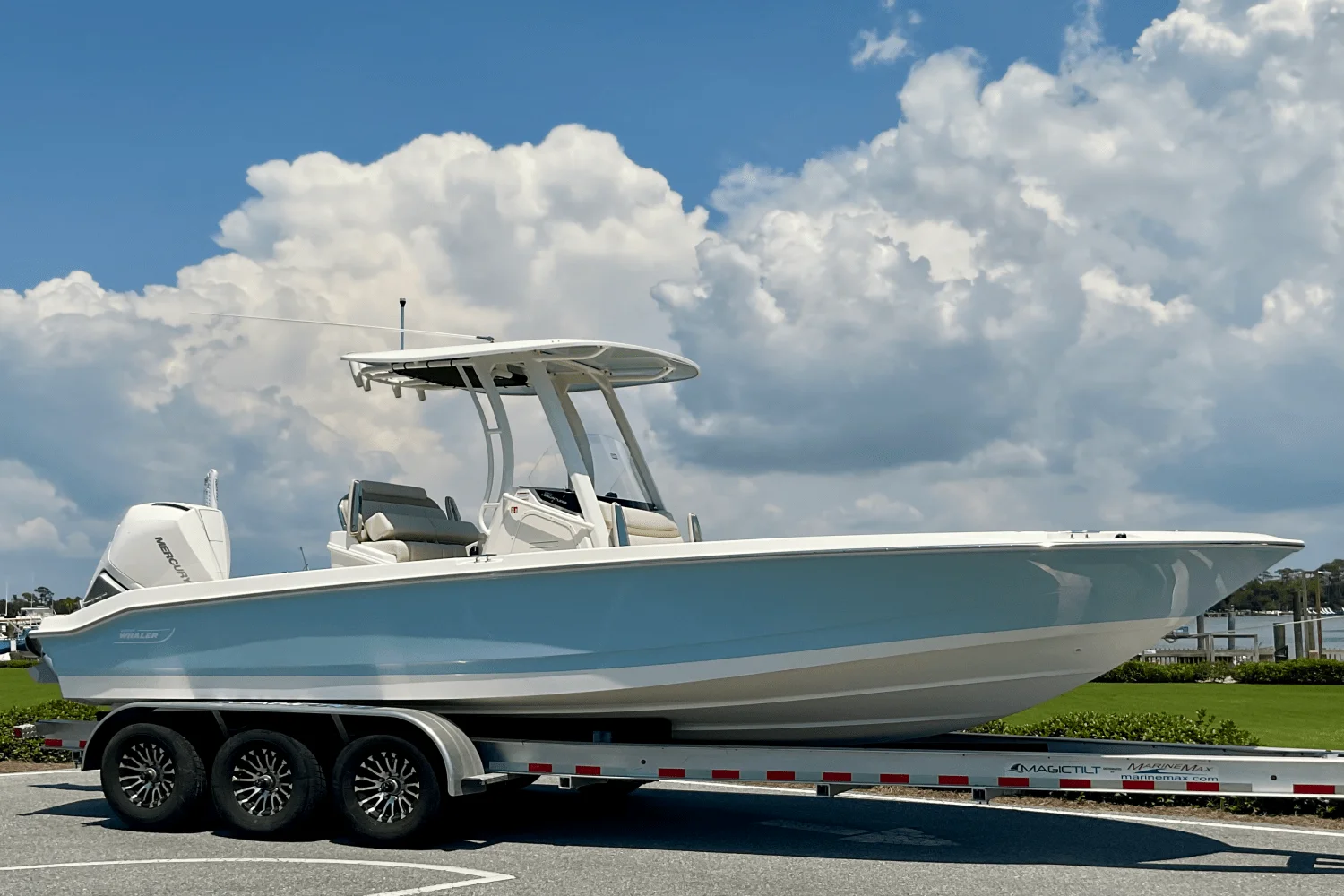 2026 Boston Whaler 250 Dauntless Image Thumbnail #1