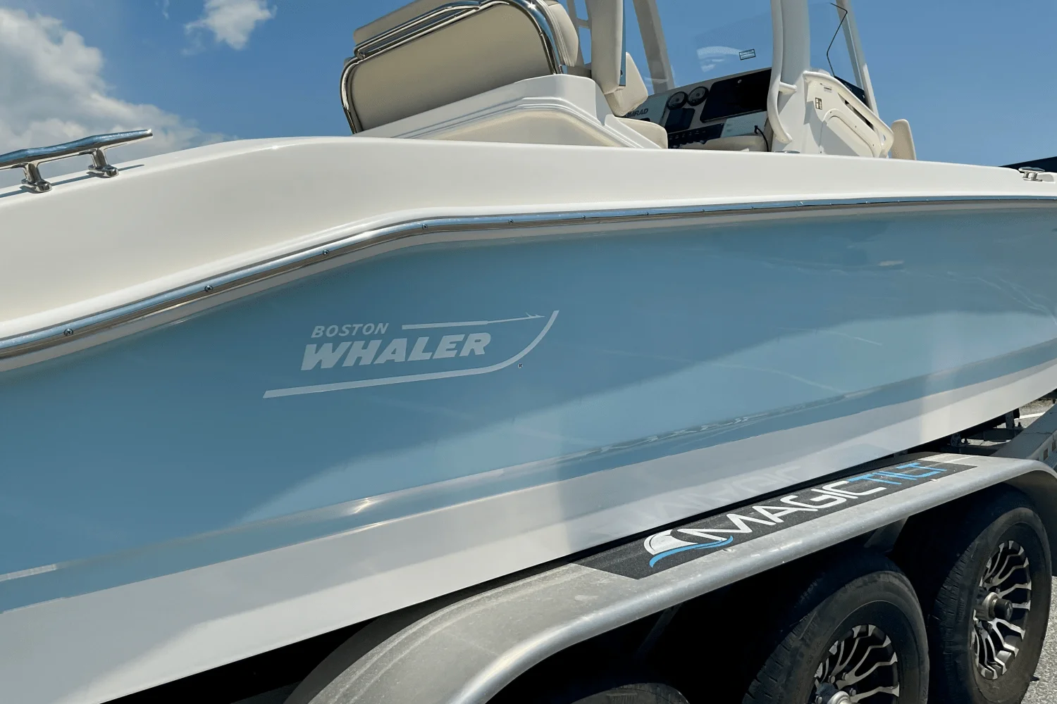 2026 Boston Whaler 250 Dauntless Image Thumbnail #3