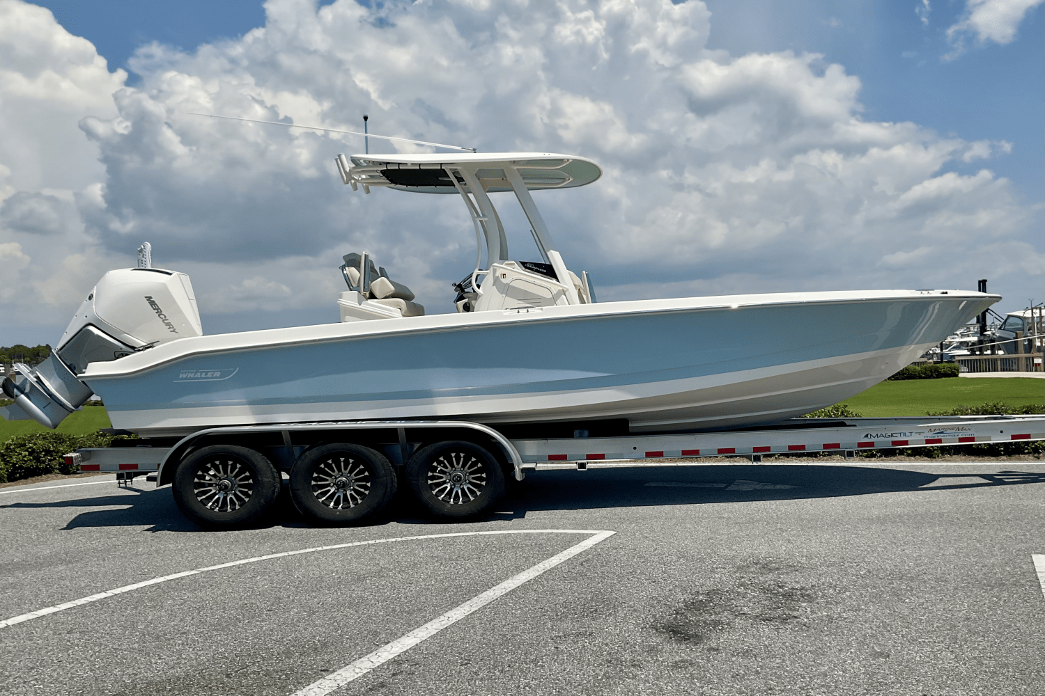 2026 Boston Whaler 250 Dauntless Image Thumbnail #1