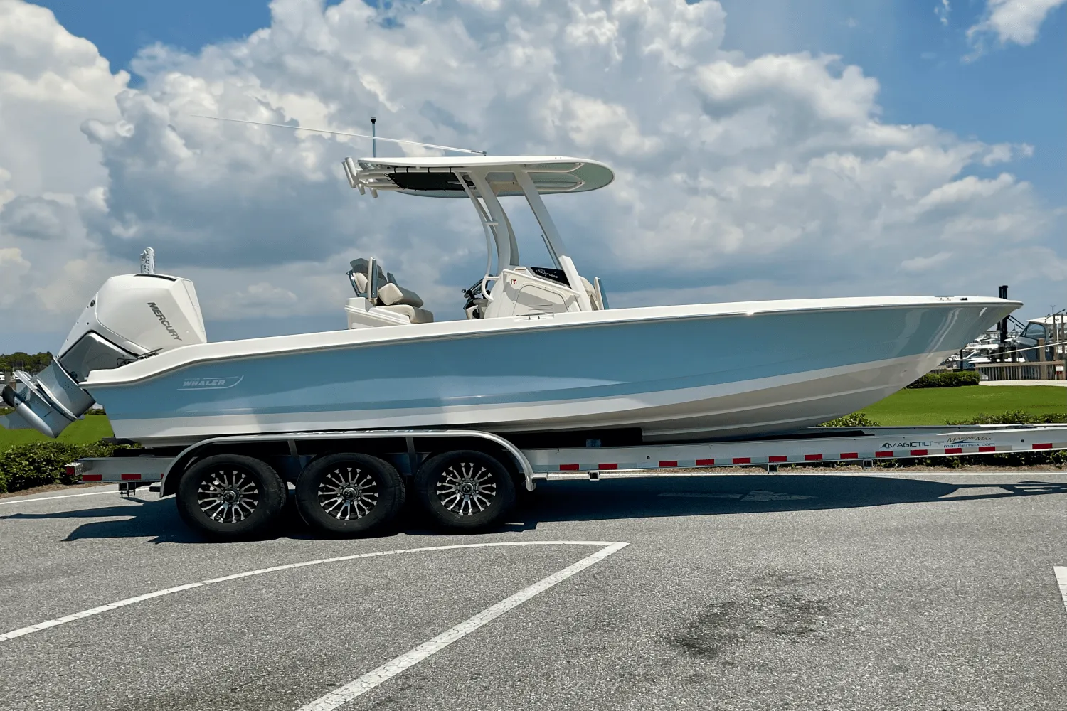 2026 Boston Whaler 250 Dauntless Image Thumbnail #0