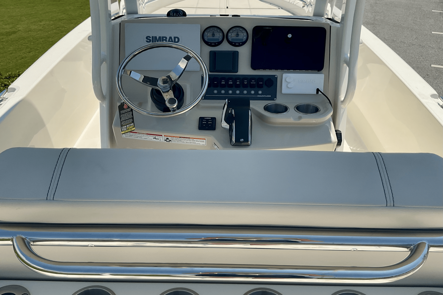 2026 Boston Whaler 250 Dauntless Image Thumbnail #8