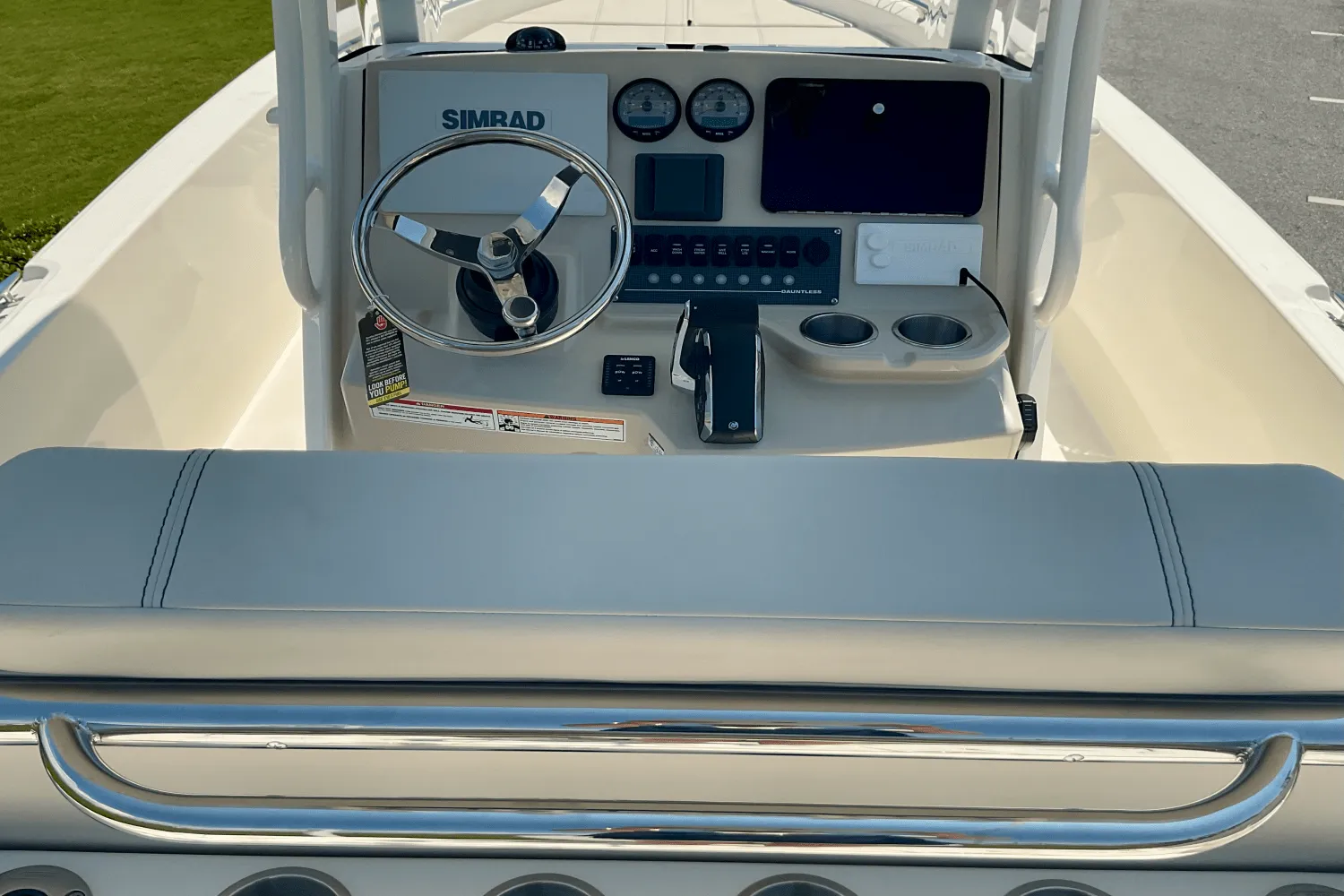 2026 Boston Whaler 250 Dauntless Image Thumbnail #8