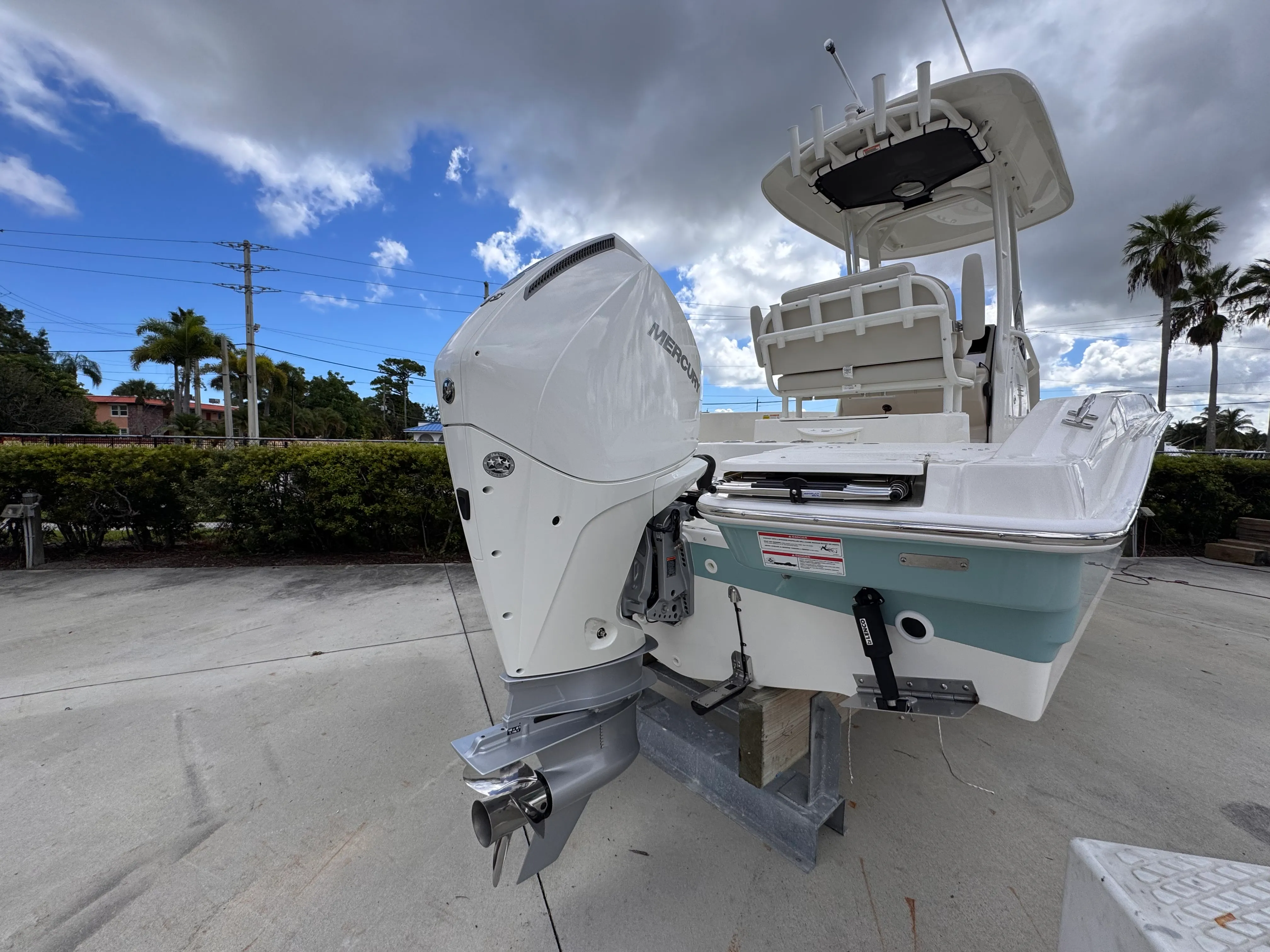 2026 Boston Whaler 220 Dauntless Image Thumbnail #4