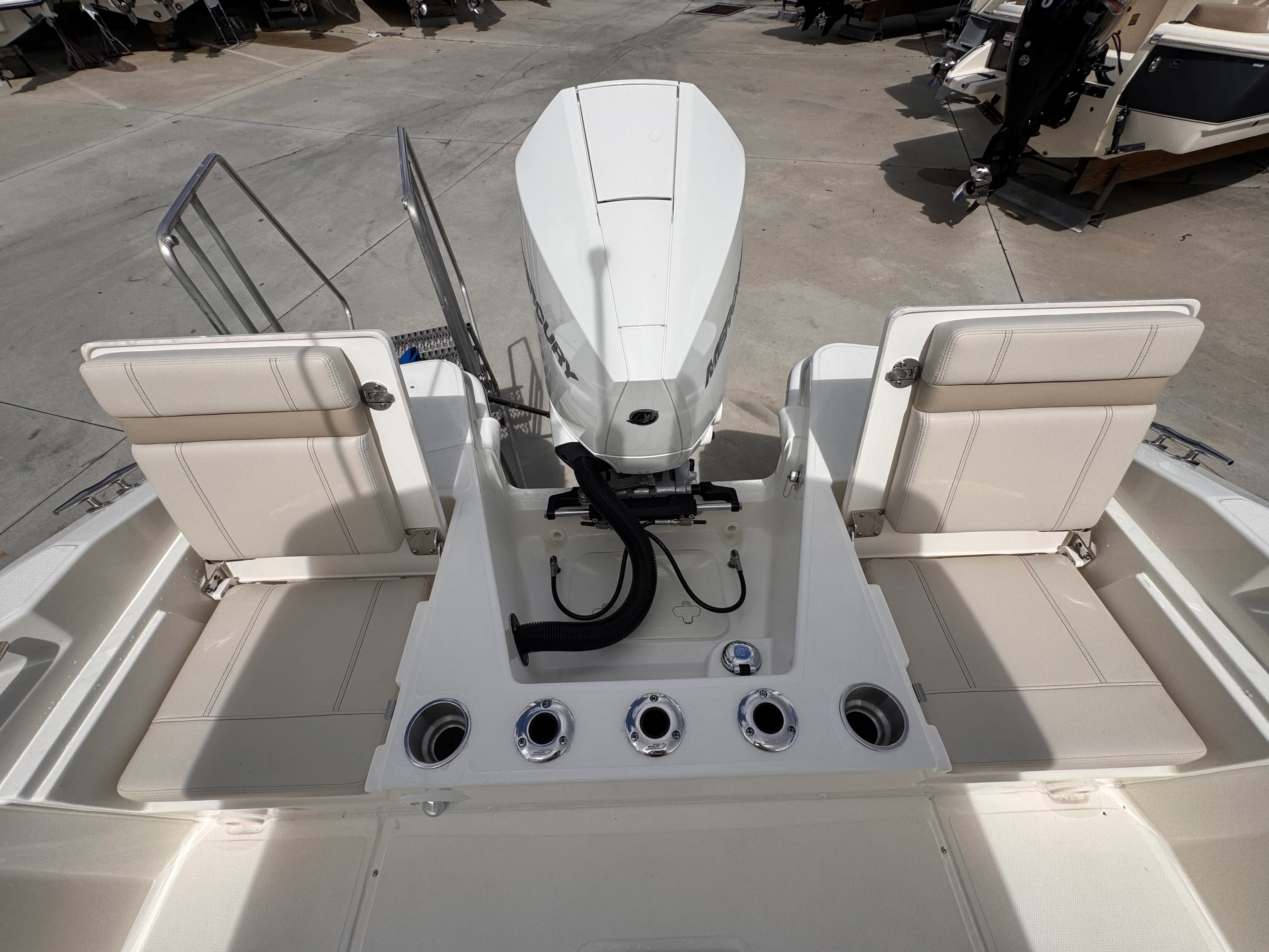 2026 Boston Whaler 220 Dauntless Image Thumbnail #6