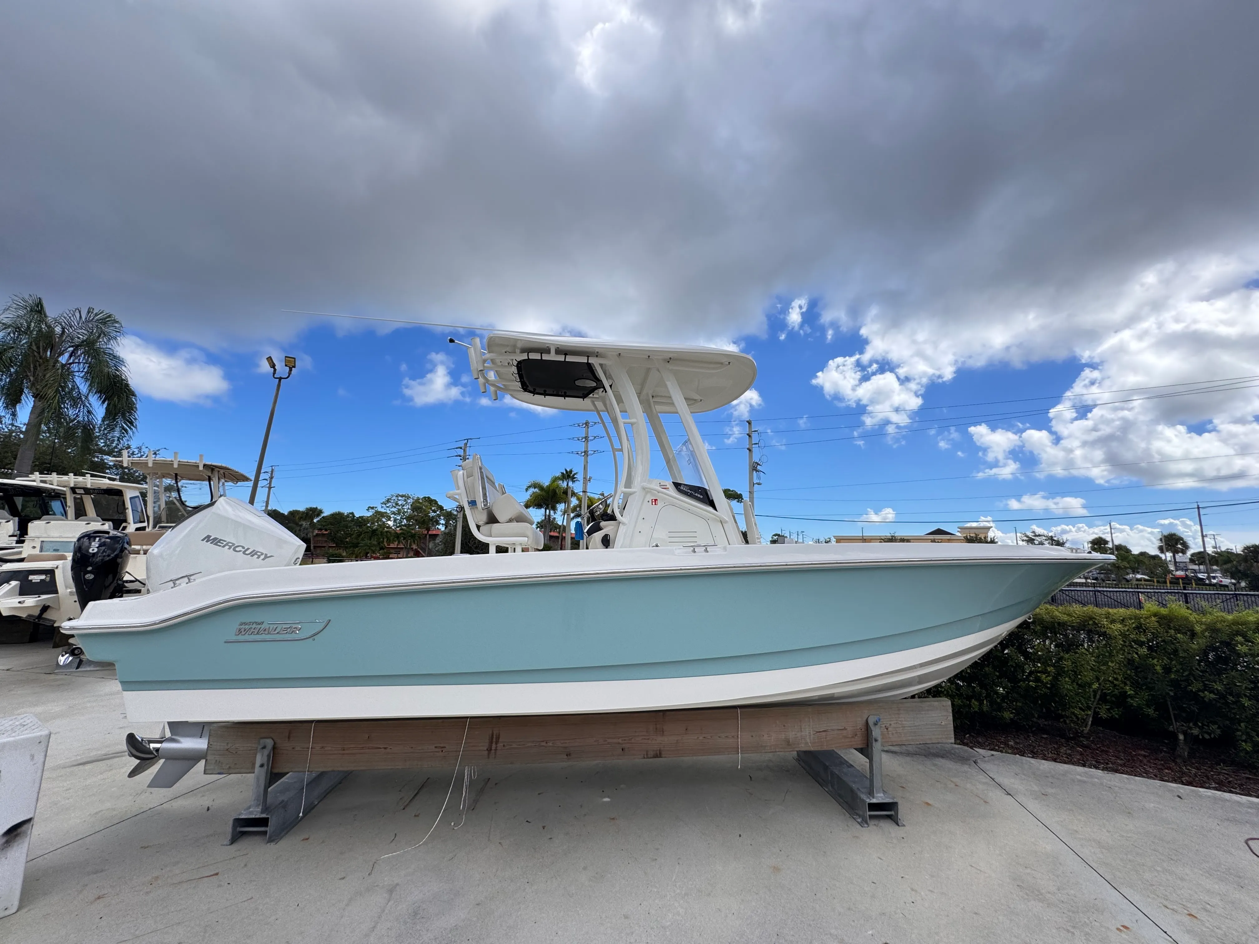 2026 Boston Whaler 220 Dauntless Image Thumbnail #3