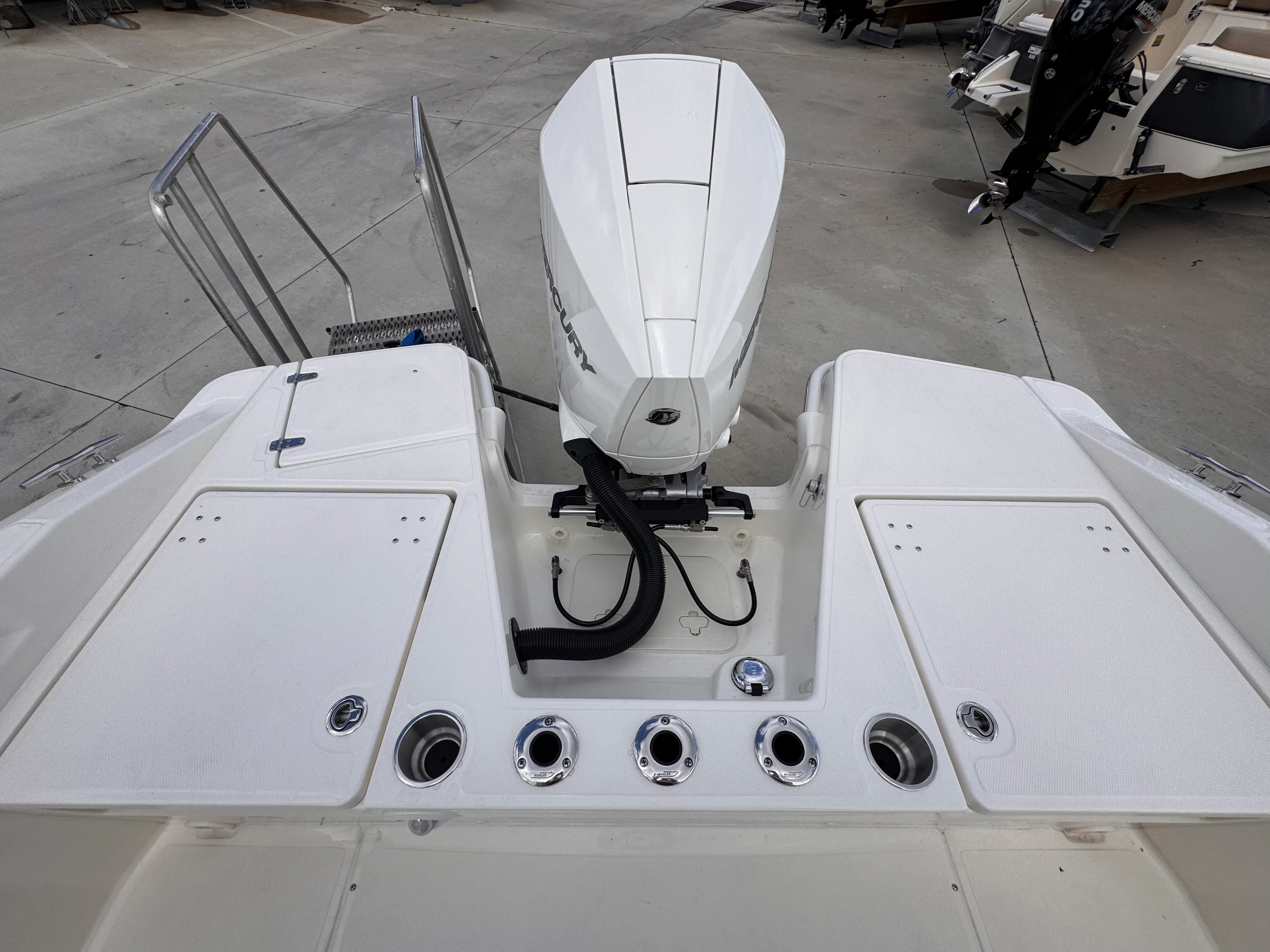 2026 Boston Whaler 220 Dauntless Image Thumbnail #5