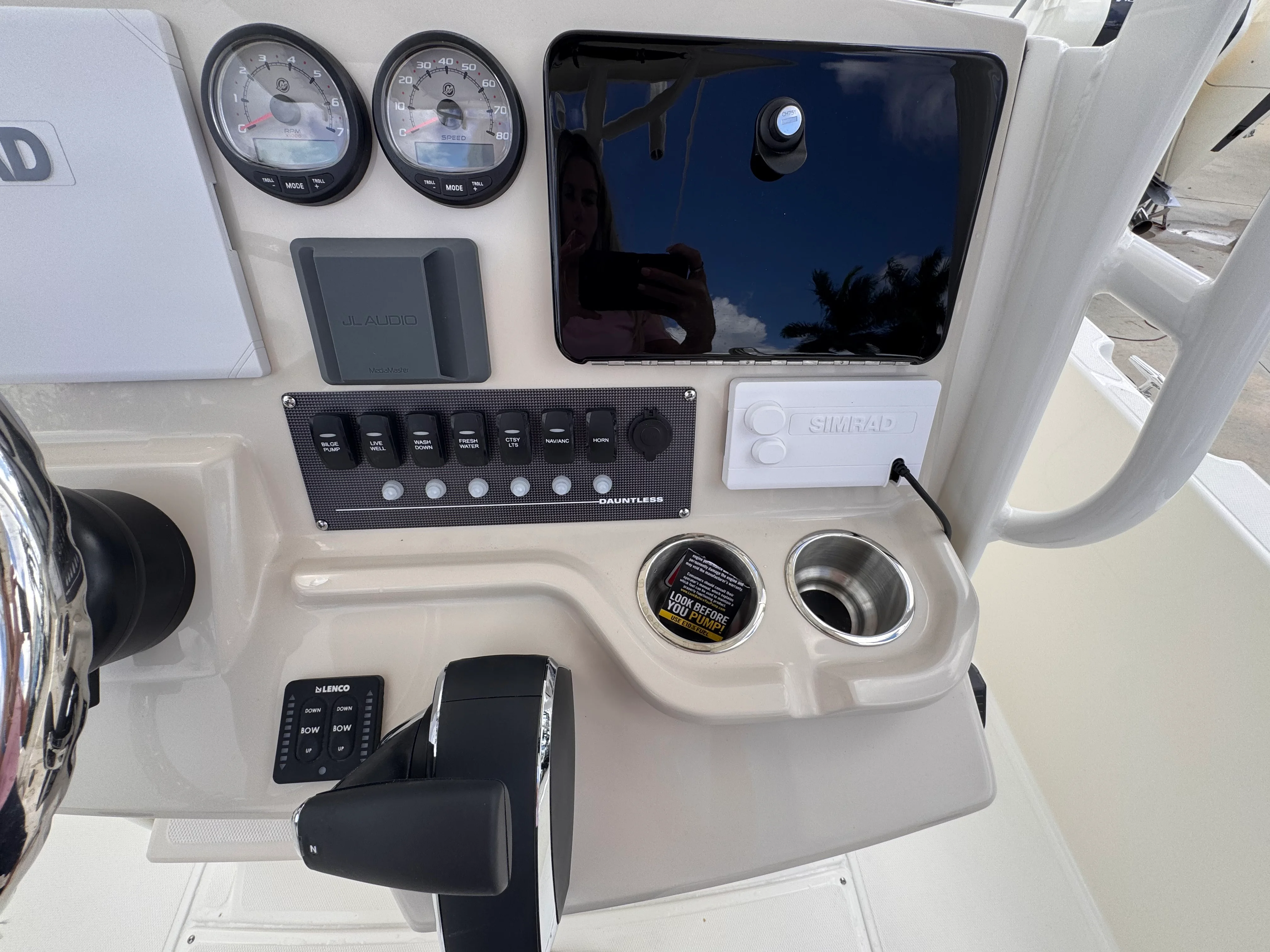 2026 Boston Whaler 220 Dauntless Image Thumbnail #8