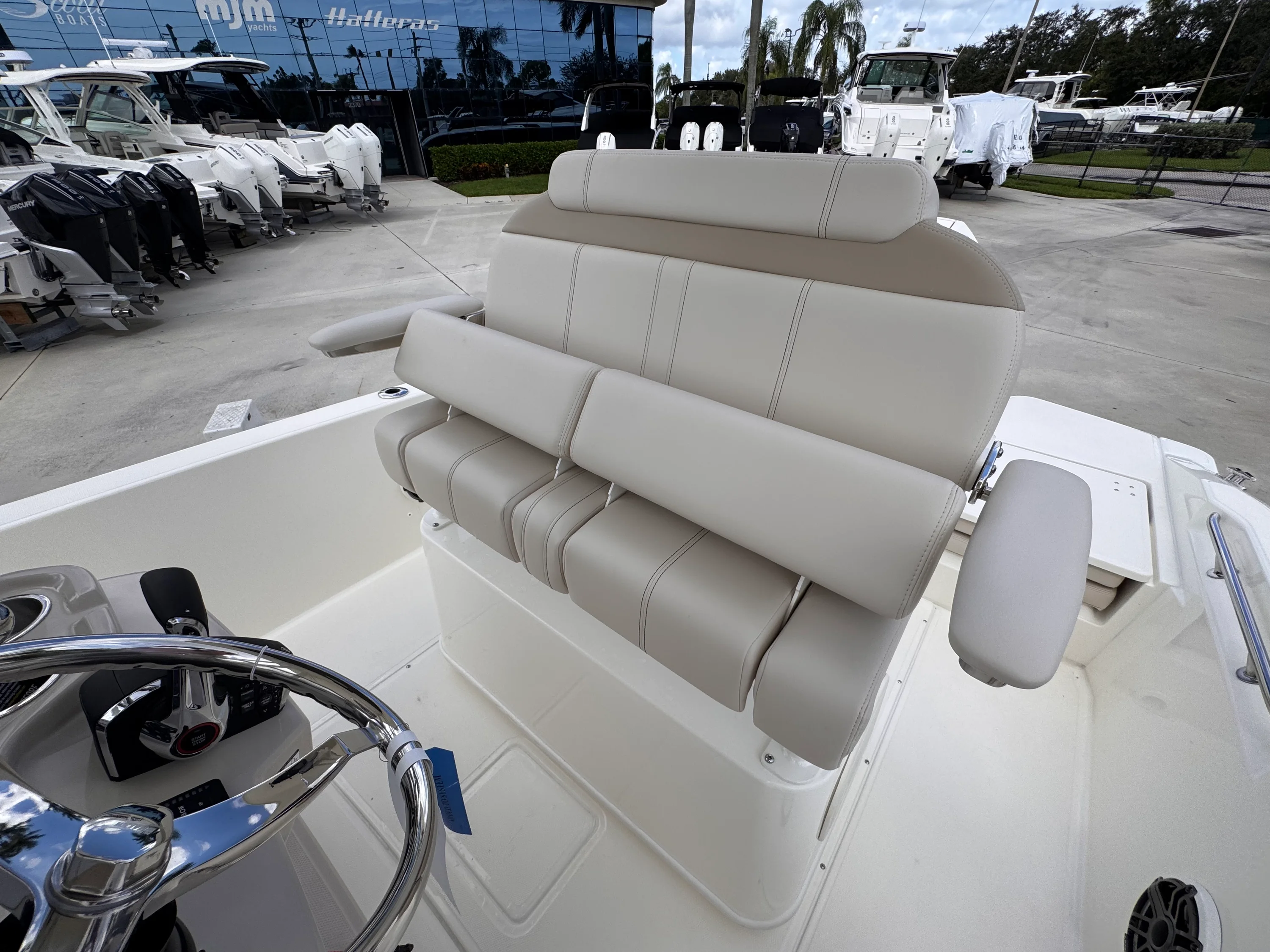 2026 Boston Whaler 220 Dauntless Image Thumbnail #10