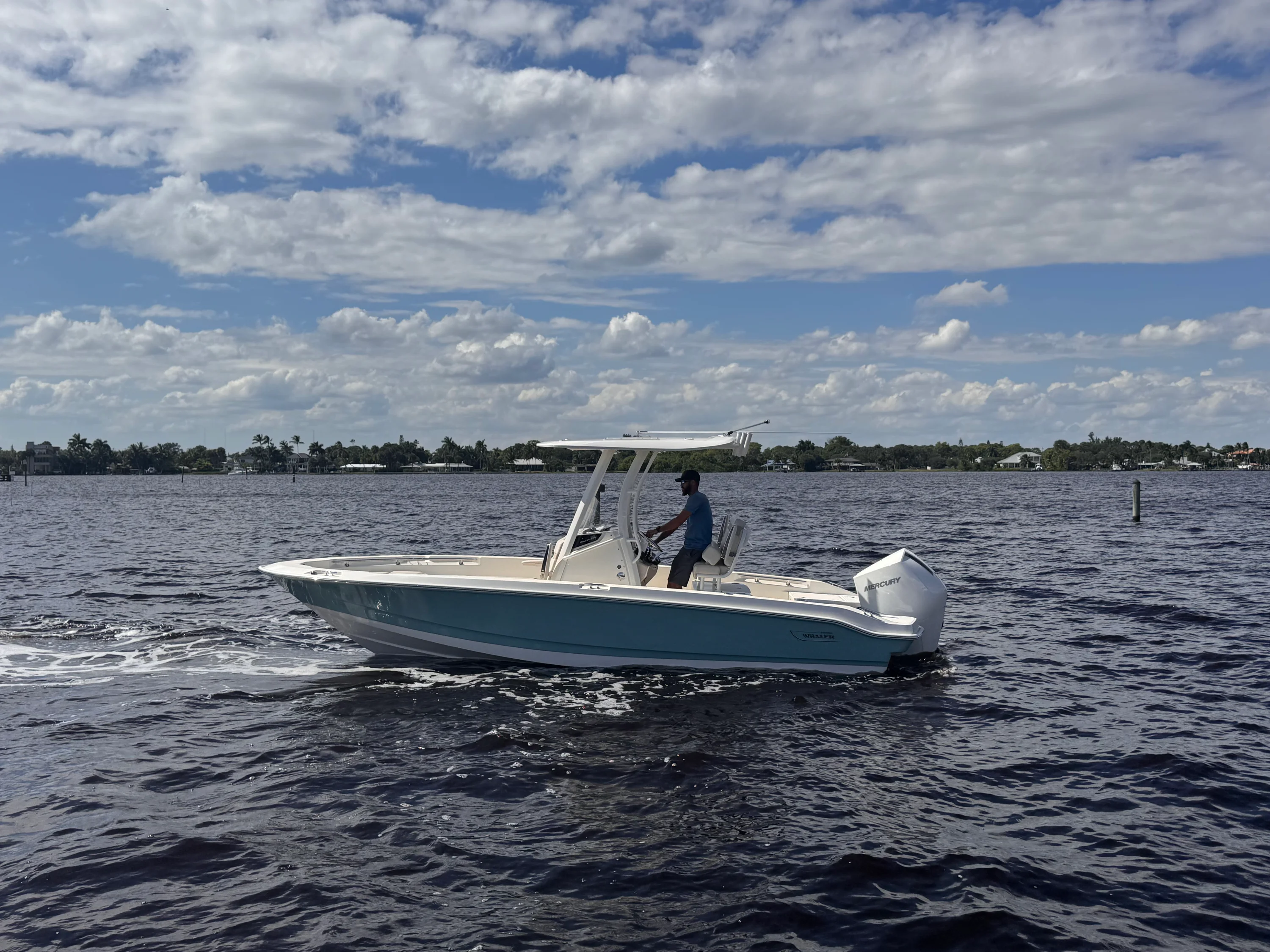 2026 Boston Whaler 220 Dauntless Image Thumbnail #1