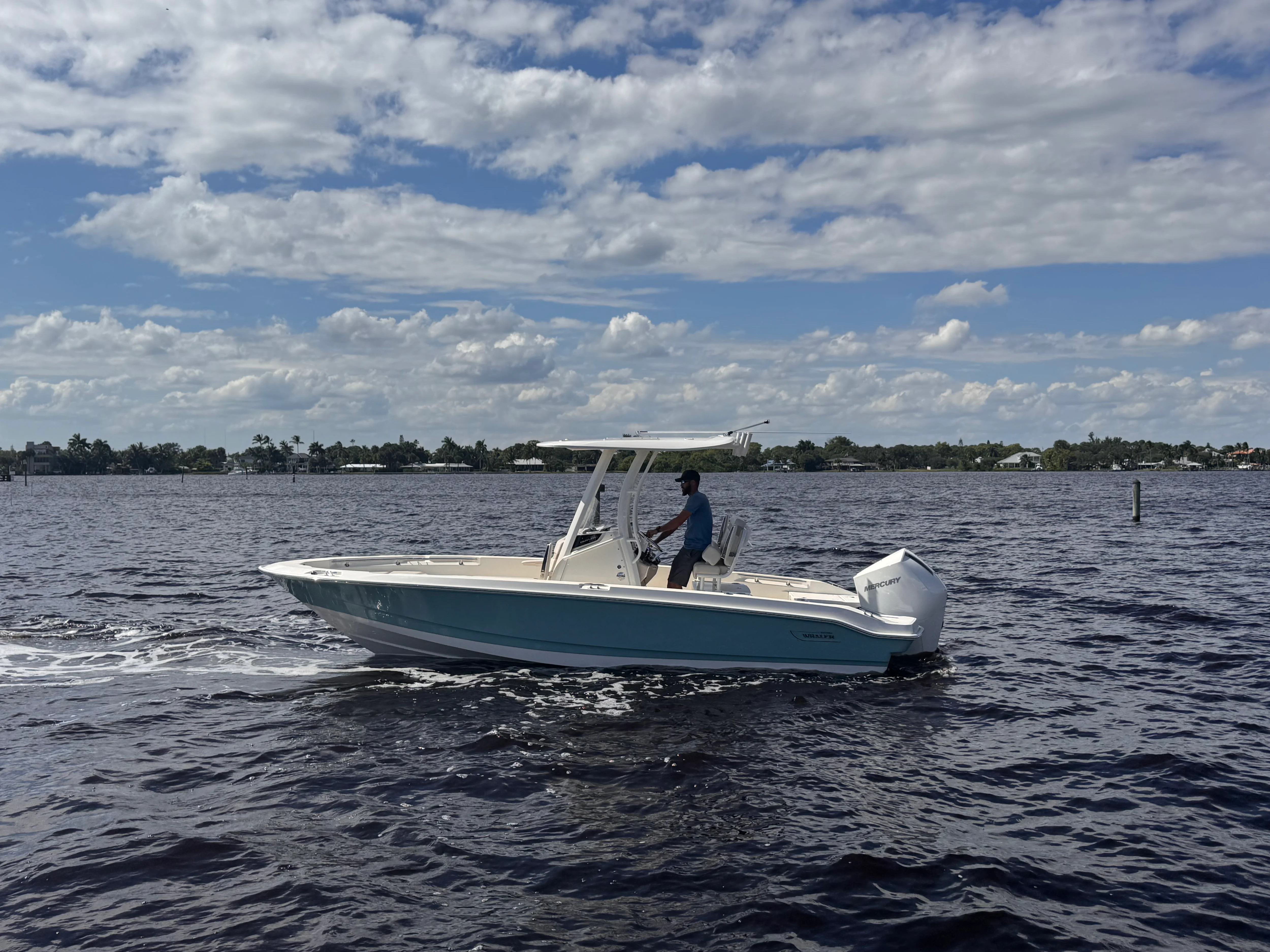 2026 Boston Whaler 220 Dauntless Image Thumbnail #1