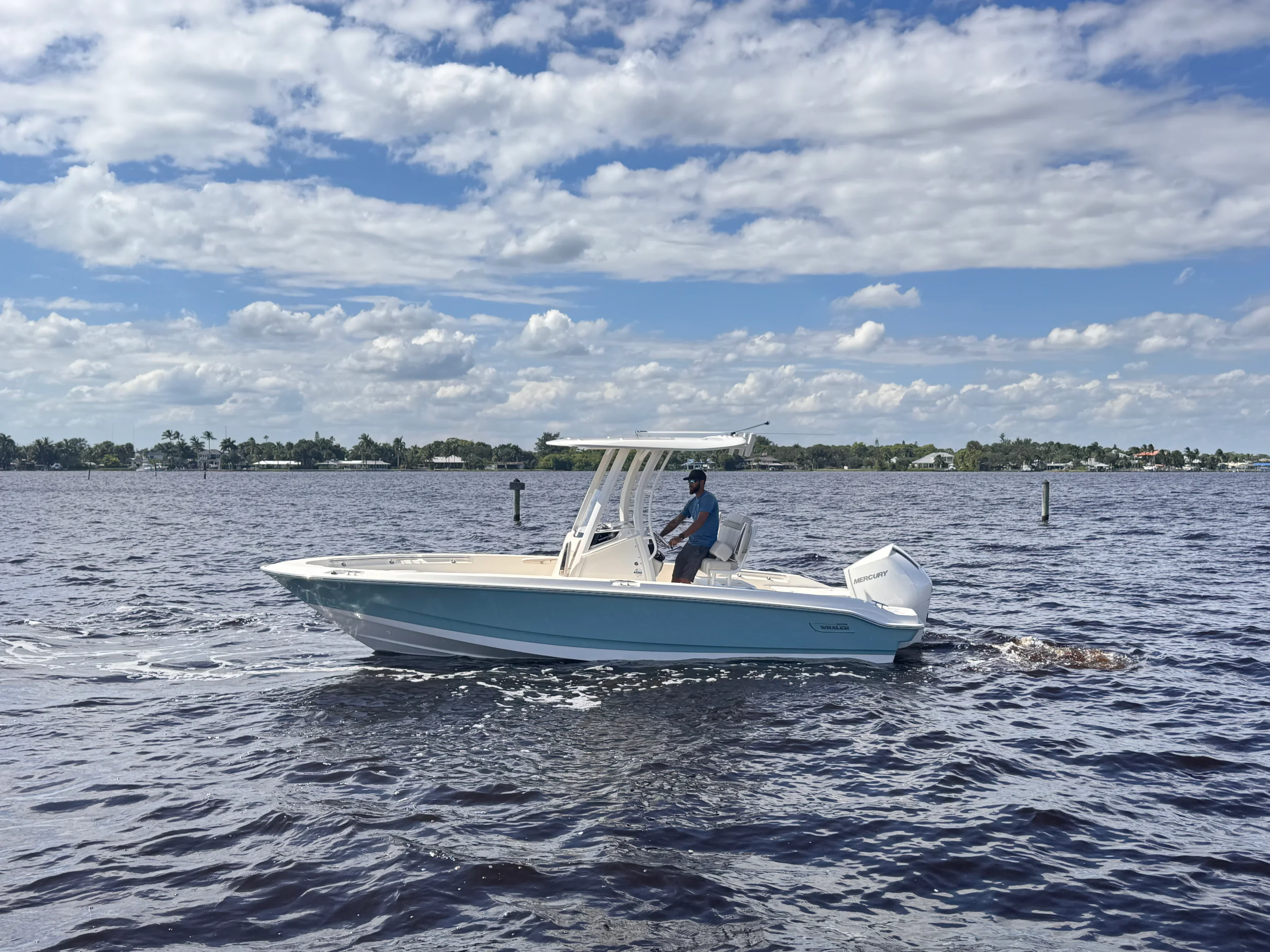 2026 Boston Whaler 220 Dauntless Image Thumbnail #0