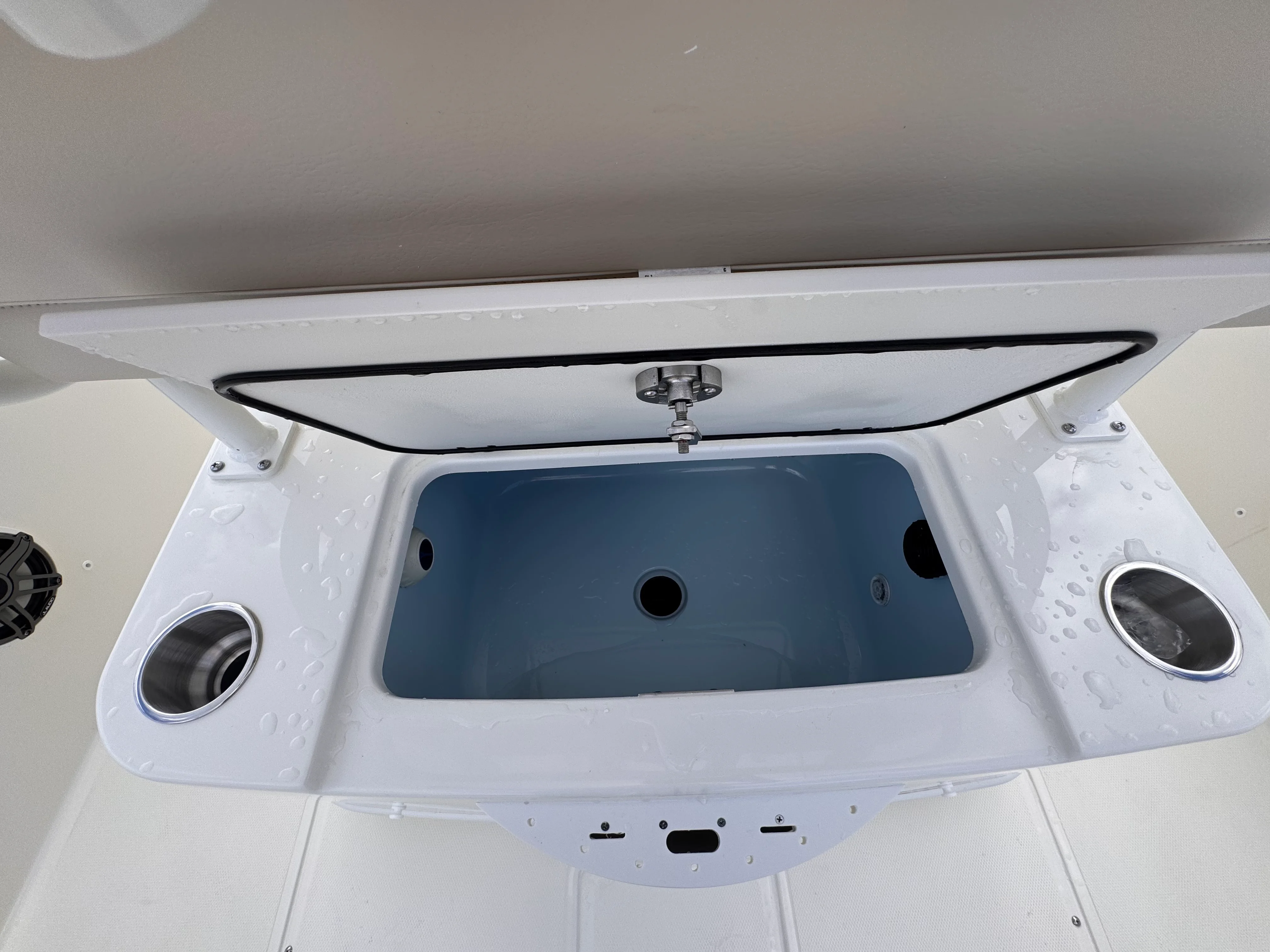 2026 Boston Whaler 220 Dauntless Image Thumbnail #15