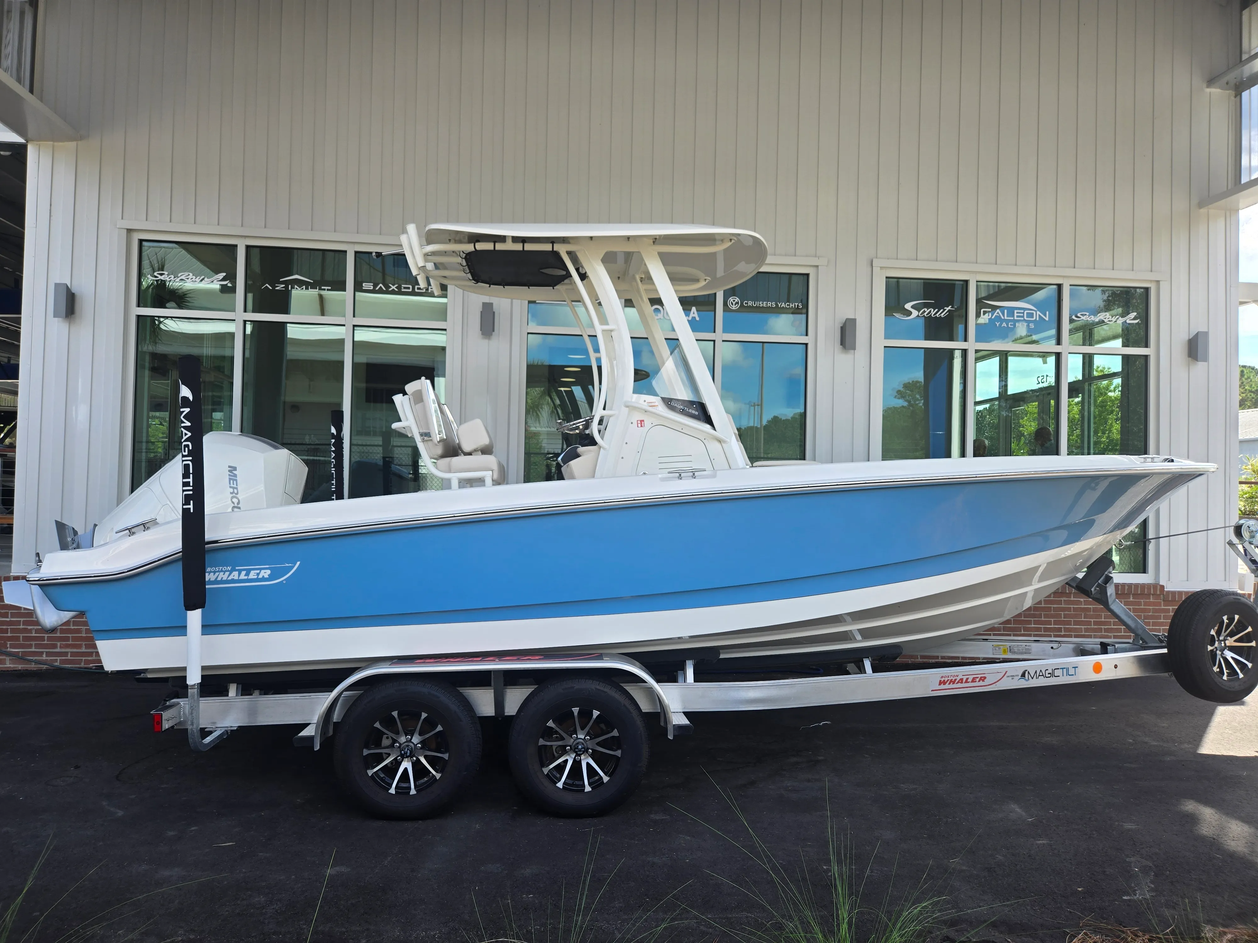 2026 Boston Whaler 220 Dauntless Image Thumbnail #0