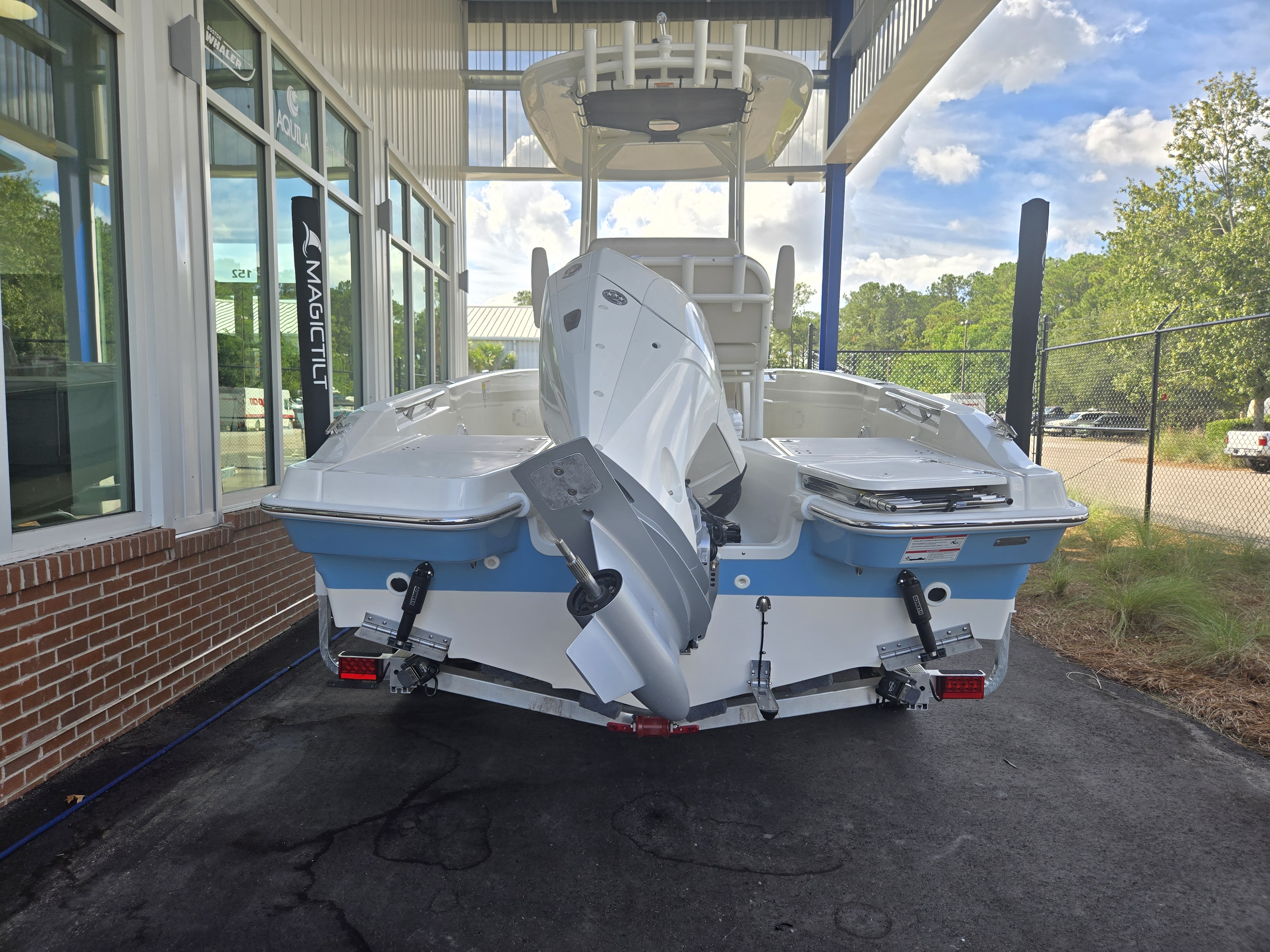 2026 Boston Whaler 220 Dauntless Image Thumbnail #2