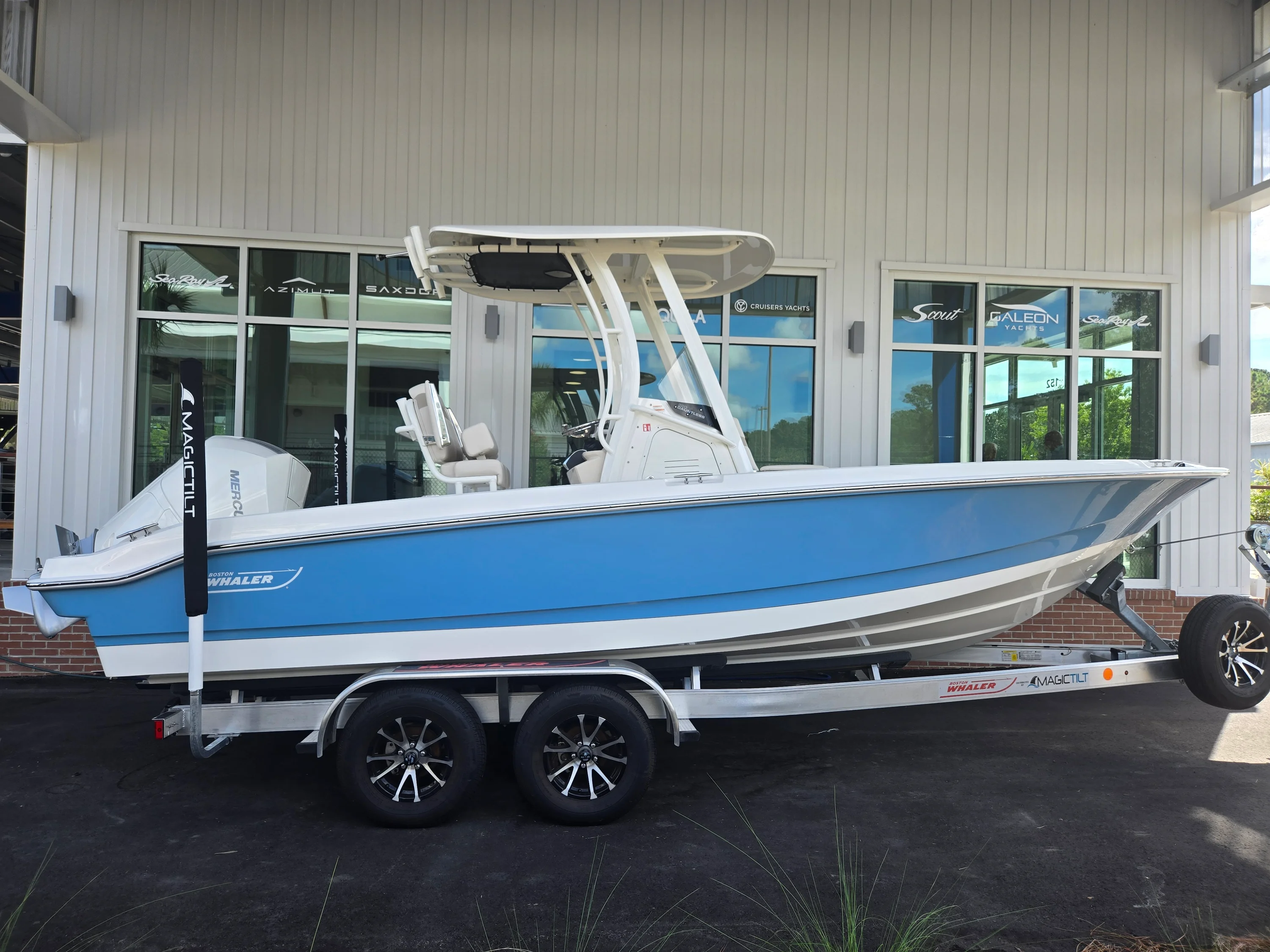 2026 Boston Whaler 220 Dauntless Image Thumbnail #0