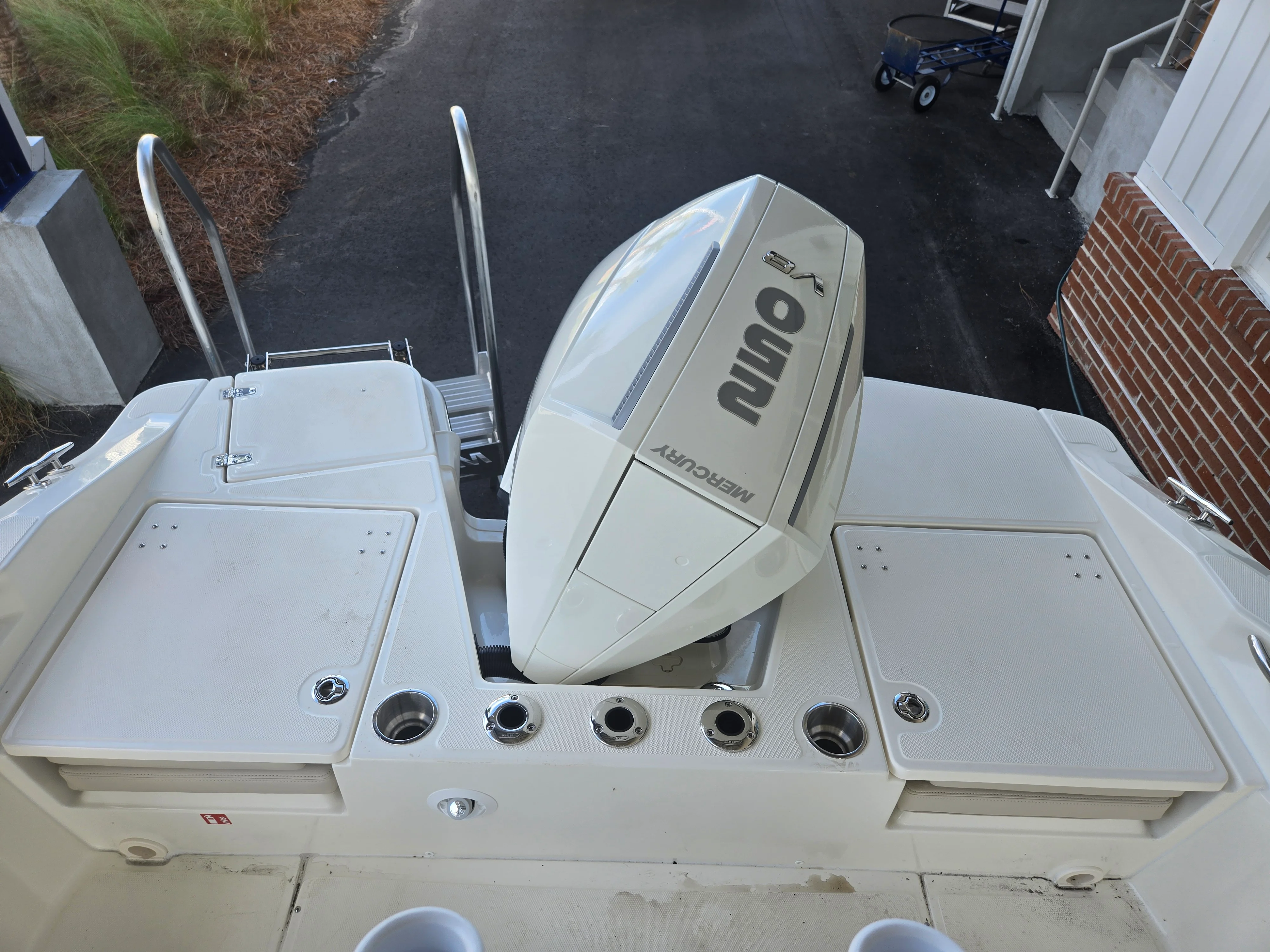 2026 Boston Whaler 220 Dauntless Image Thumbnail #3