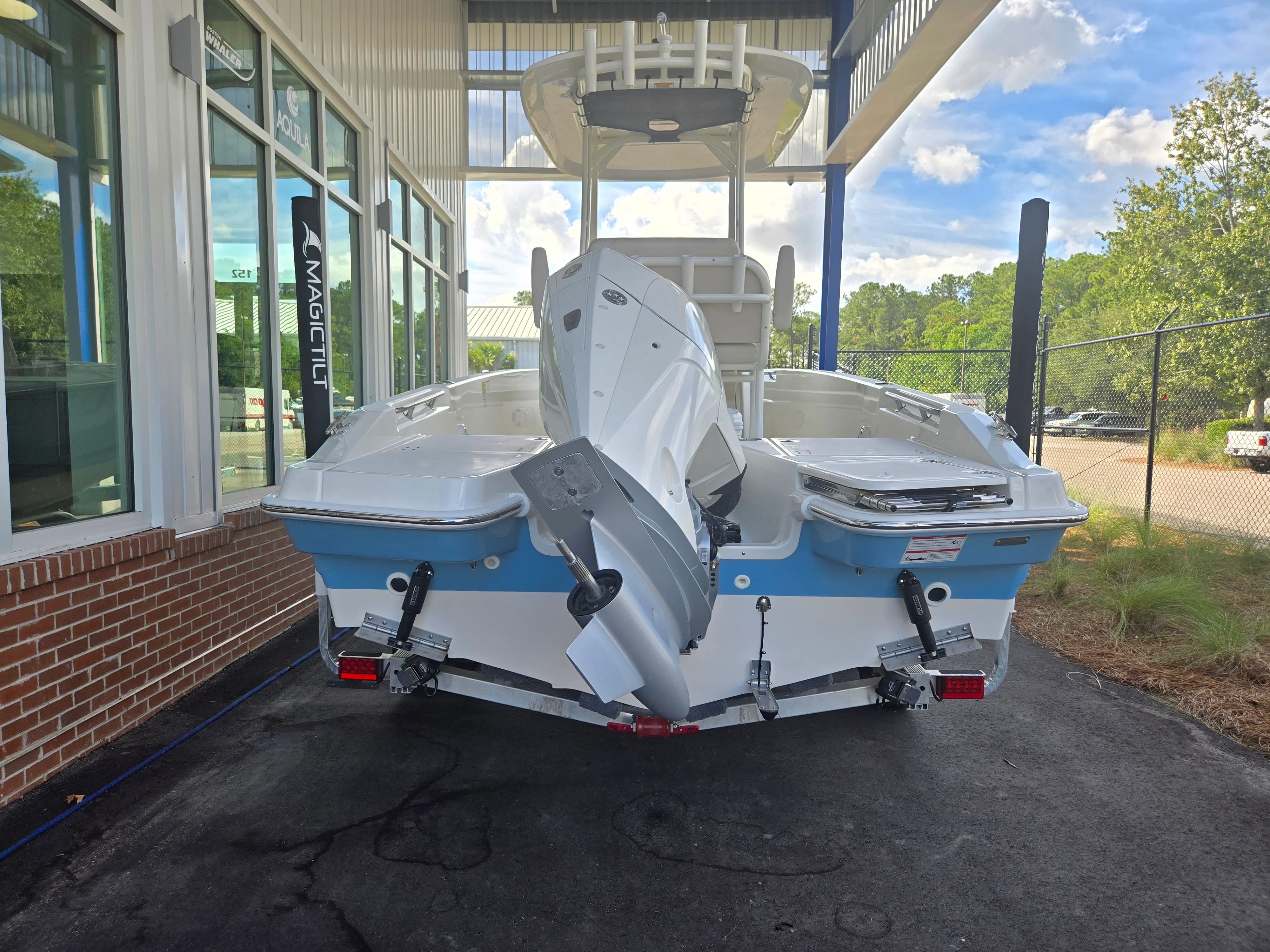 2026 Boston Whaler 220 Dauntless Image Thumbnail #2