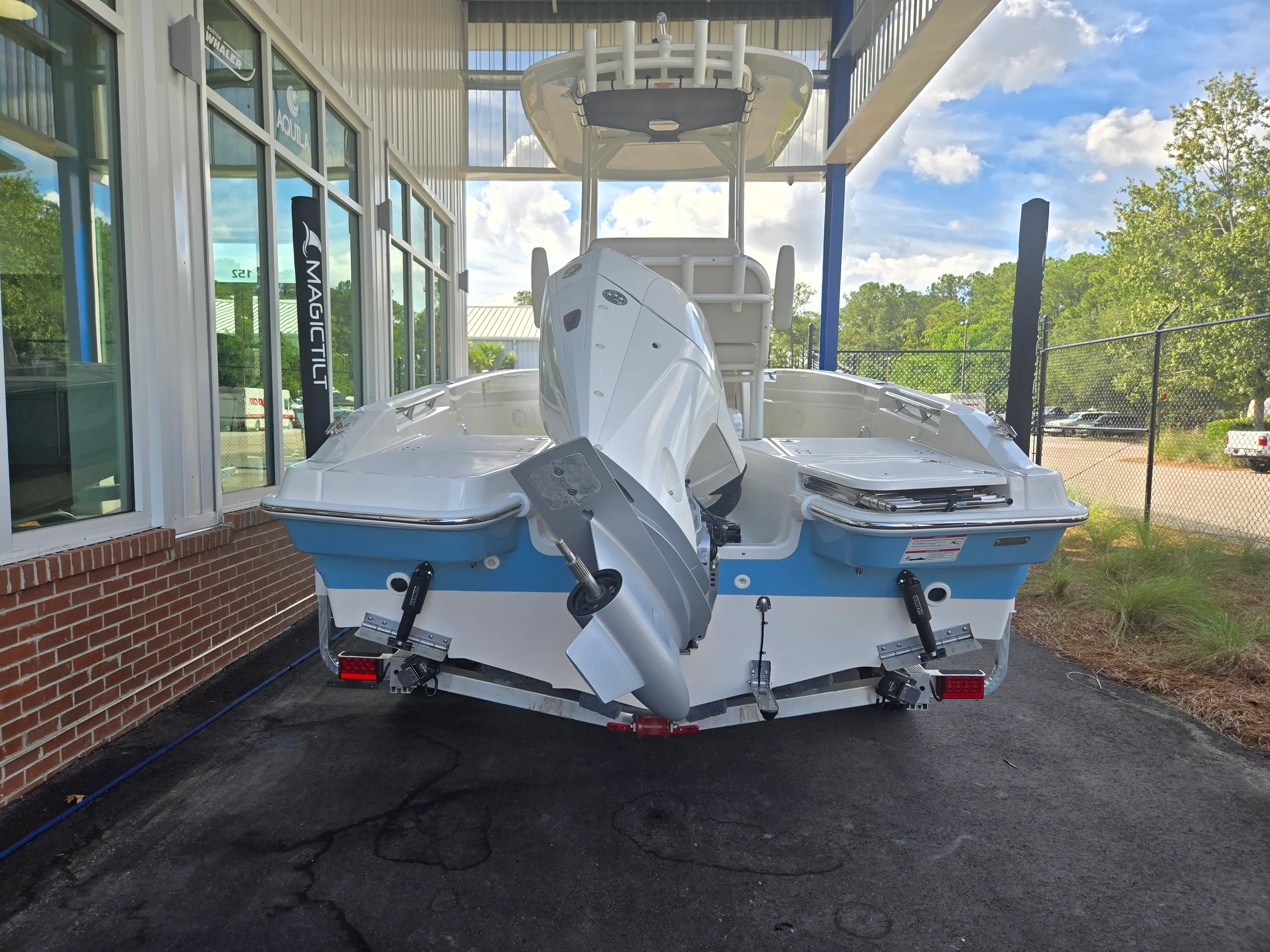 2026 Boston Whaler 220 Dauntless Image Thumbnail #2