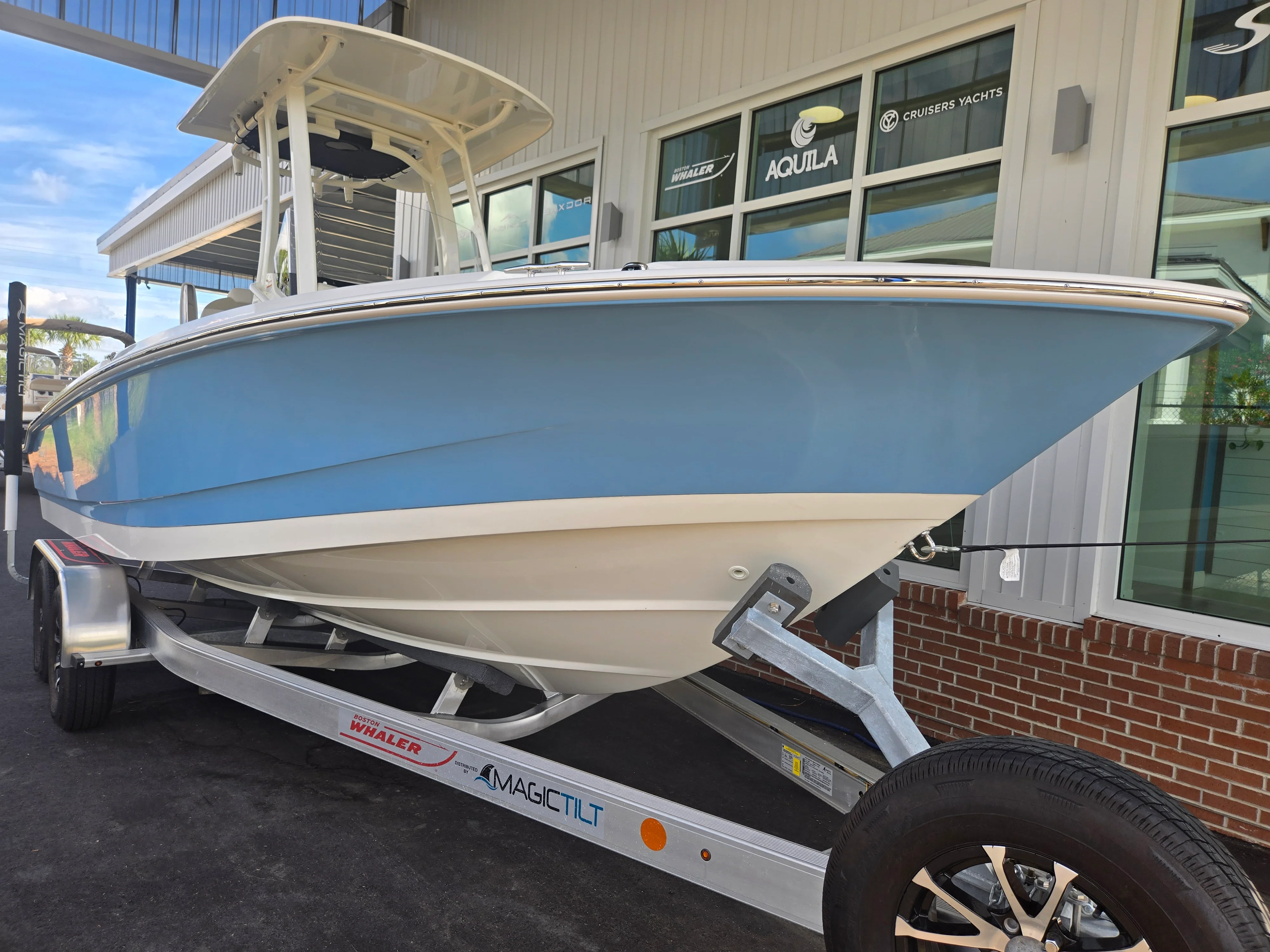 2026 Boston Whaler 220 Dauntless Image Thumbnail #15