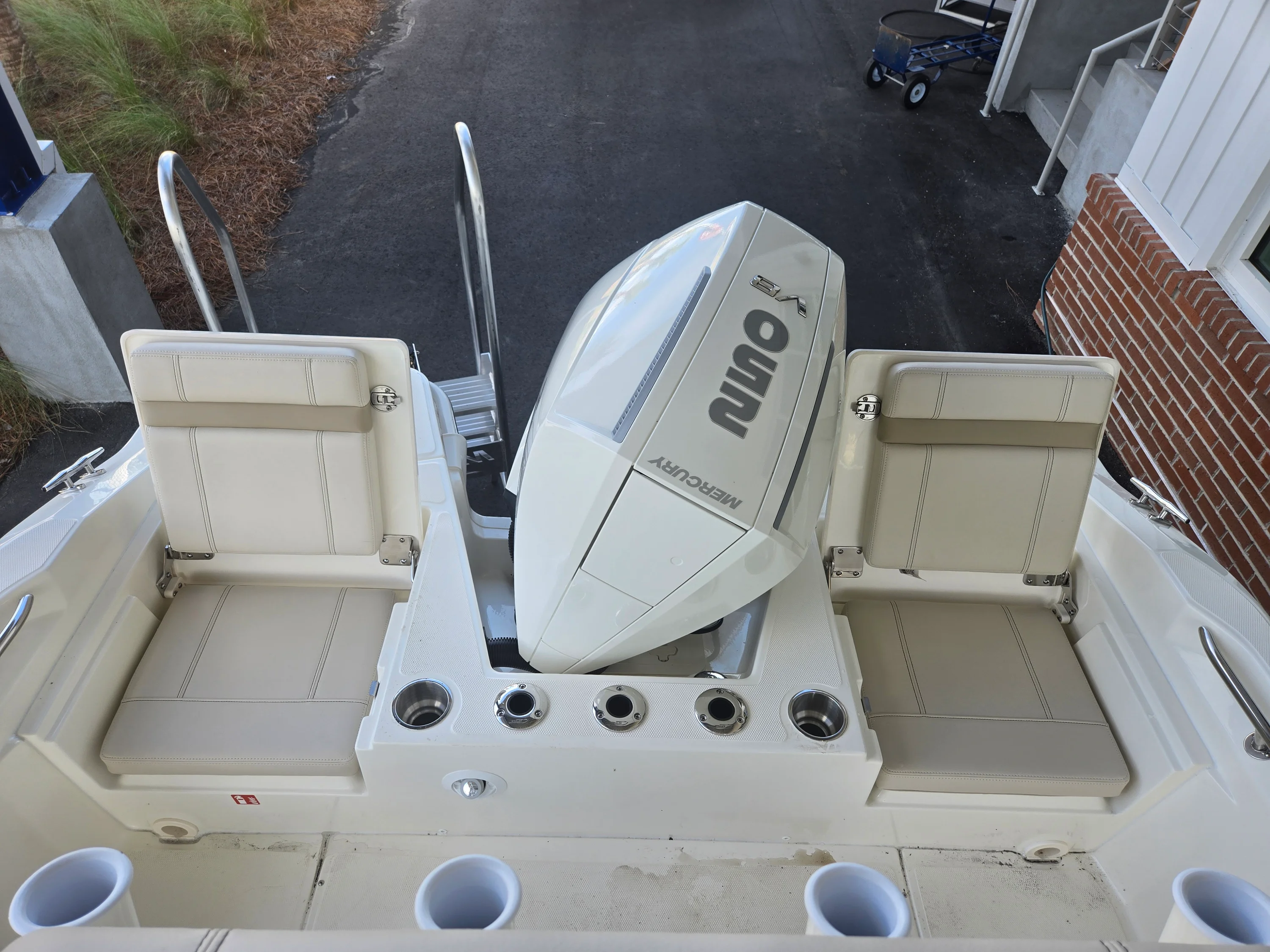 2026 Boston Whaler 220 Dauntless Image Thumbnail #4