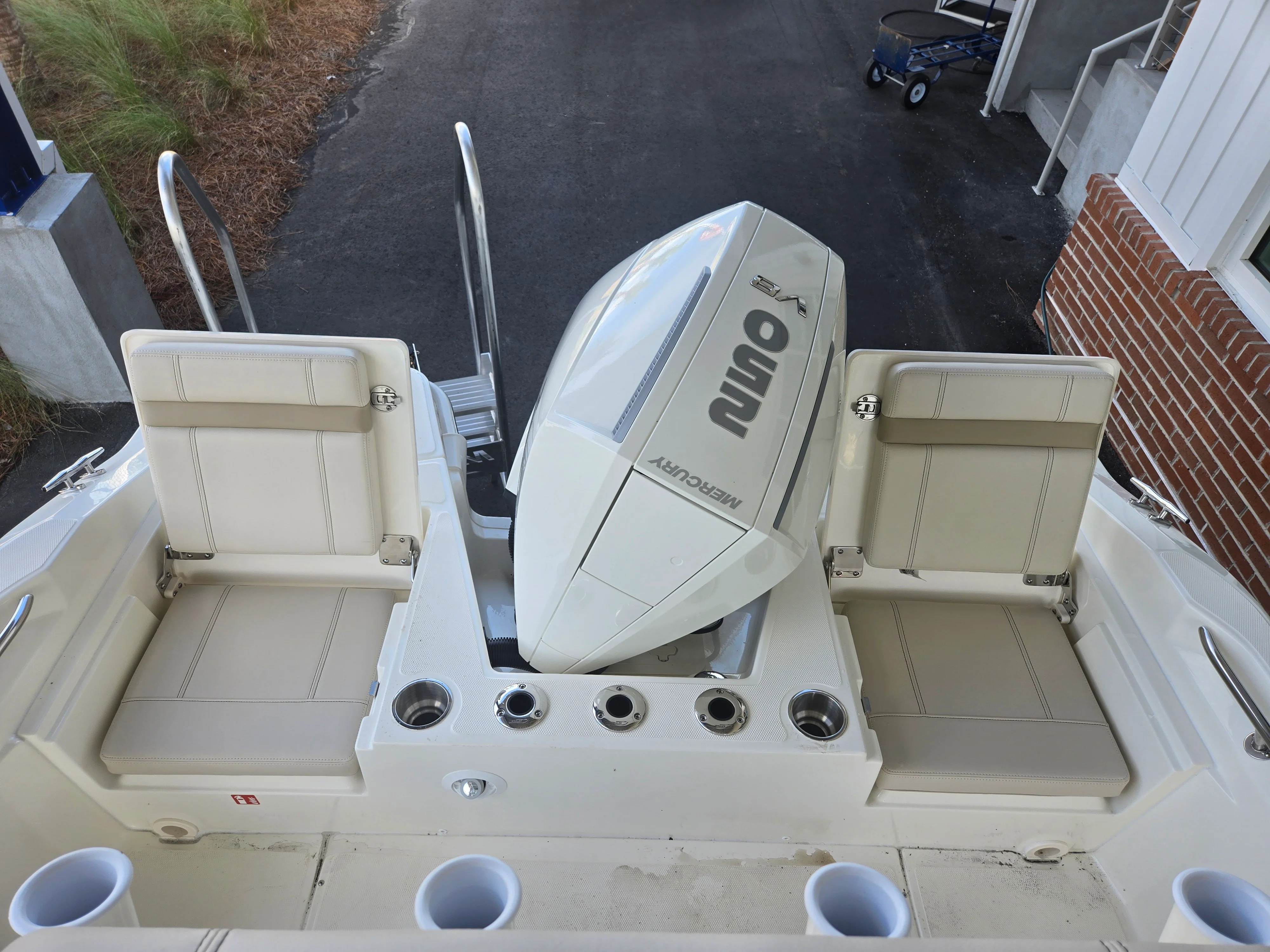 2026 Boston Whaler 220 Dauntless Image Thumbnail #4