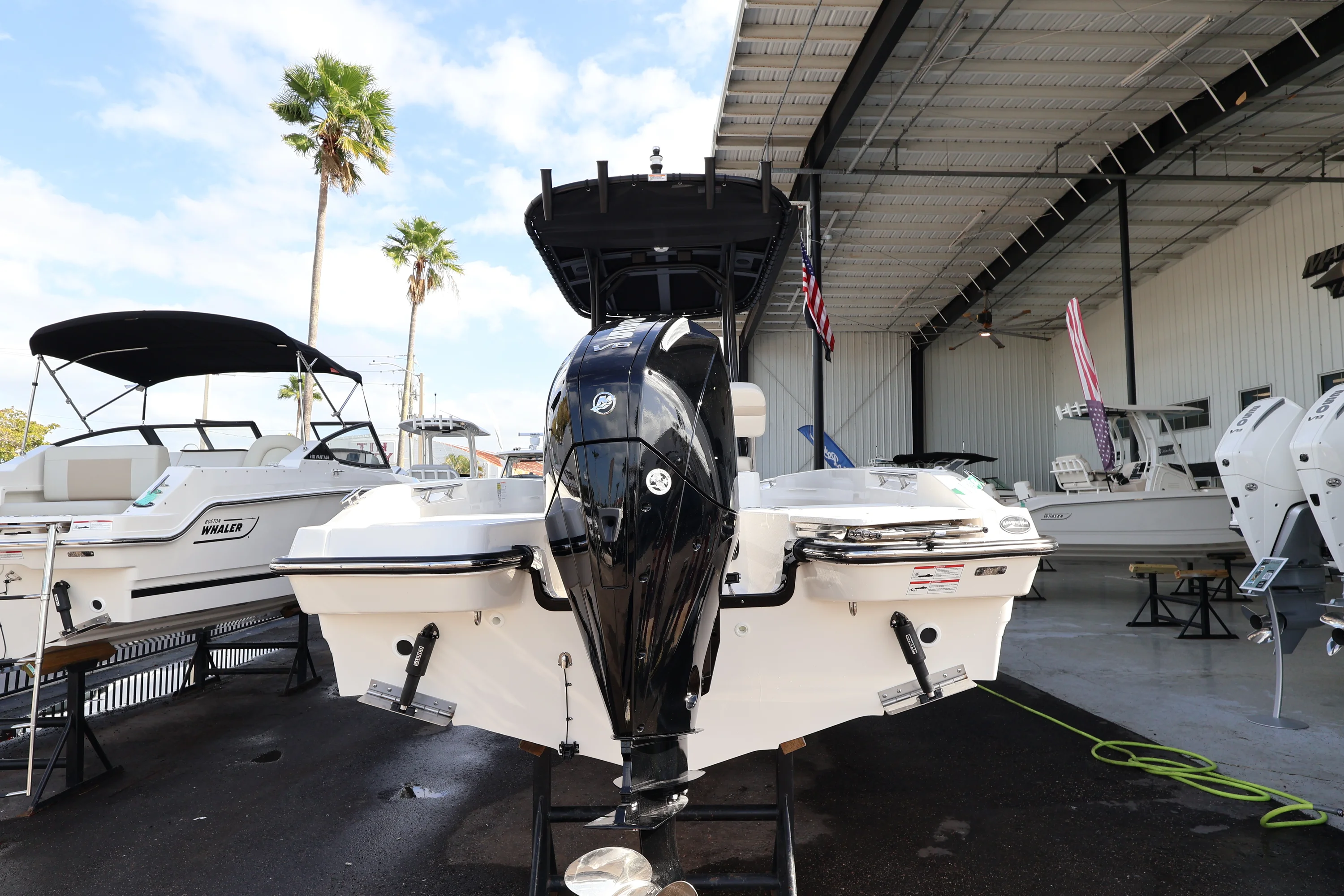 2026 Boston Whaler 220 Dauntless Image Thumbnail #3