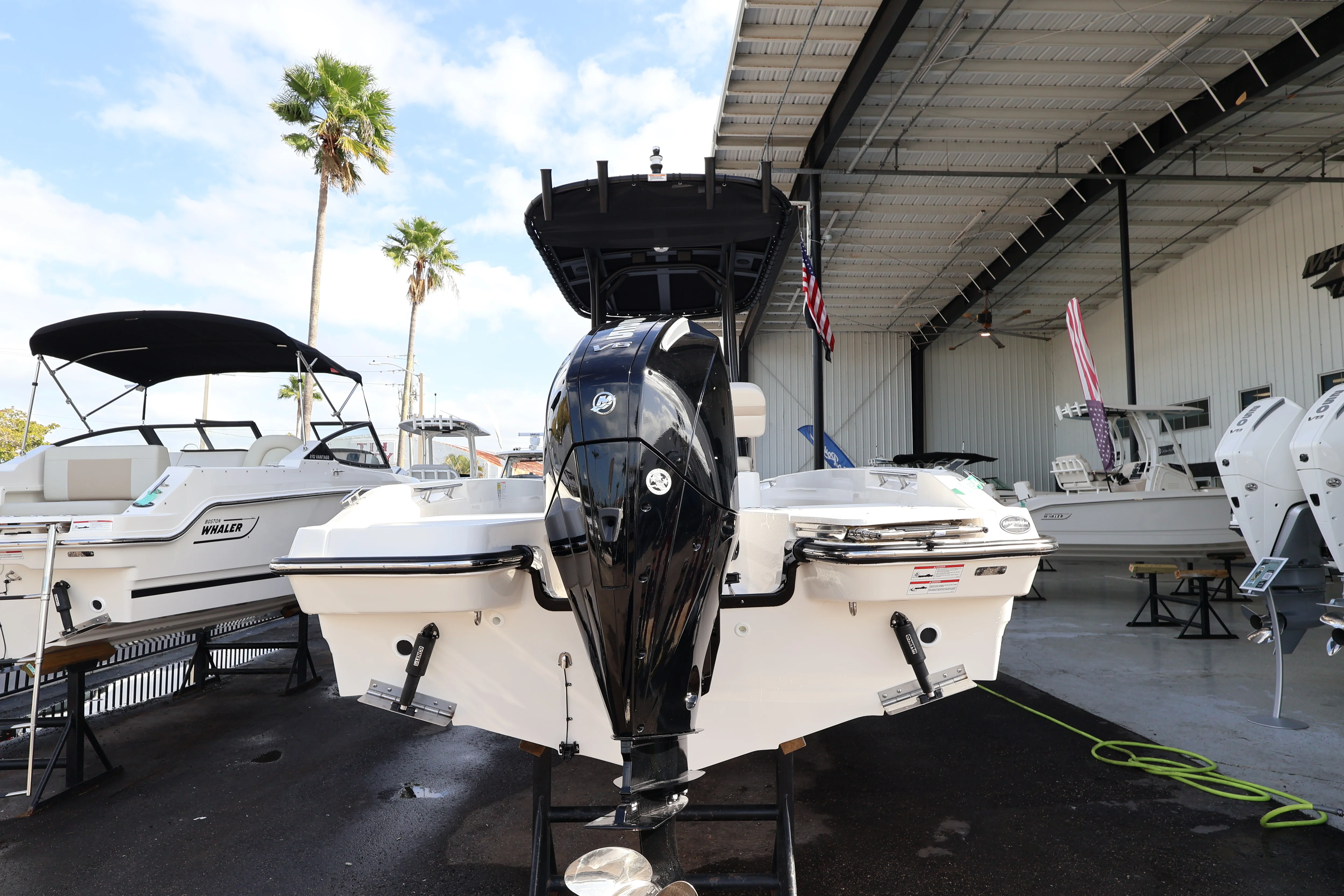 2026 Boston Whaler 220 Dauntless Image Thumbnail #3