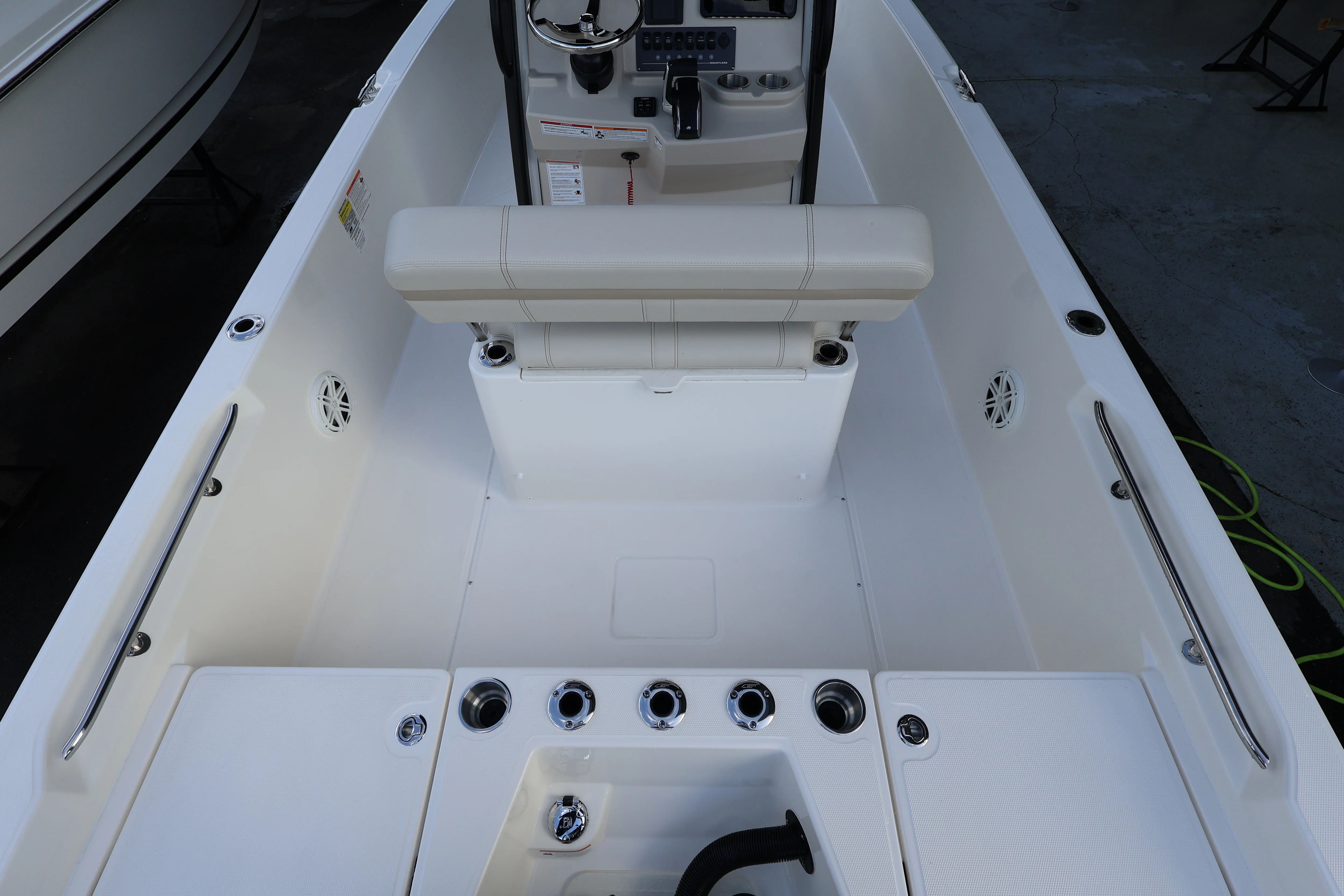 2026 Boston Whaler 220 Dauntless Image Thumbnail #6