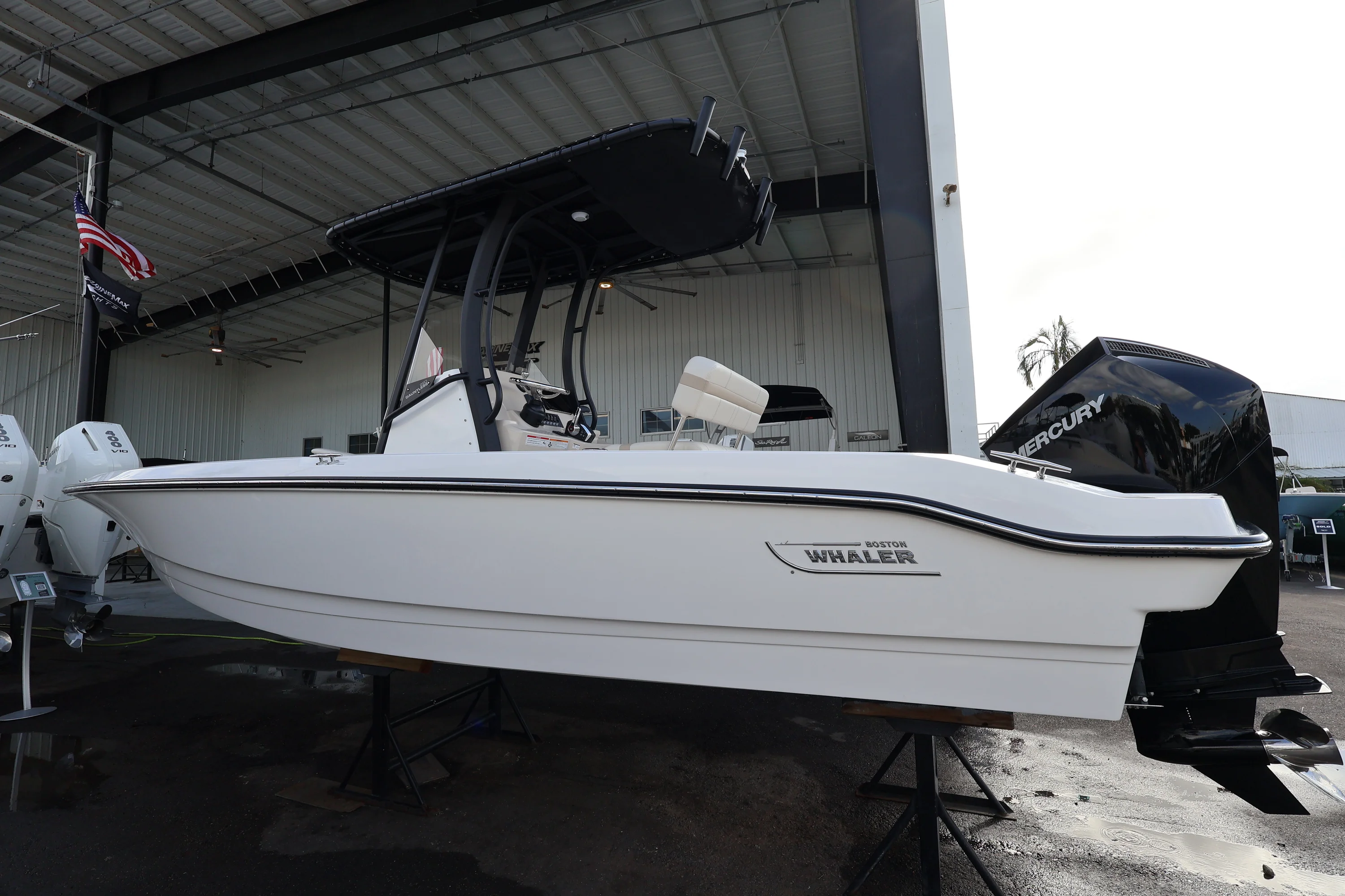 2026 Boston Whaler 220 Dauntless Image Thumbnail #4