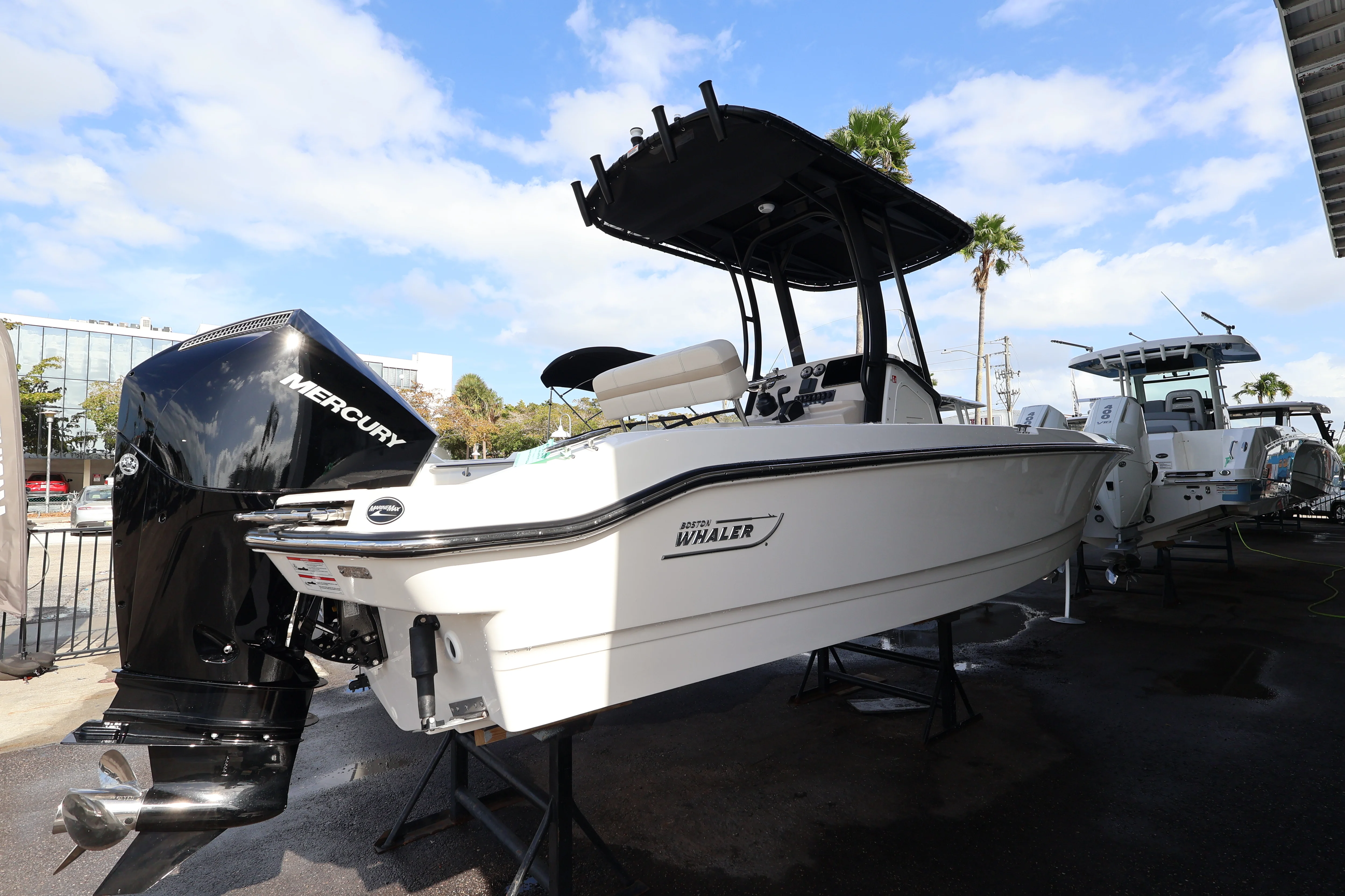 2026 Boston Whaler 220 Dauntless Image Thumbnail #2