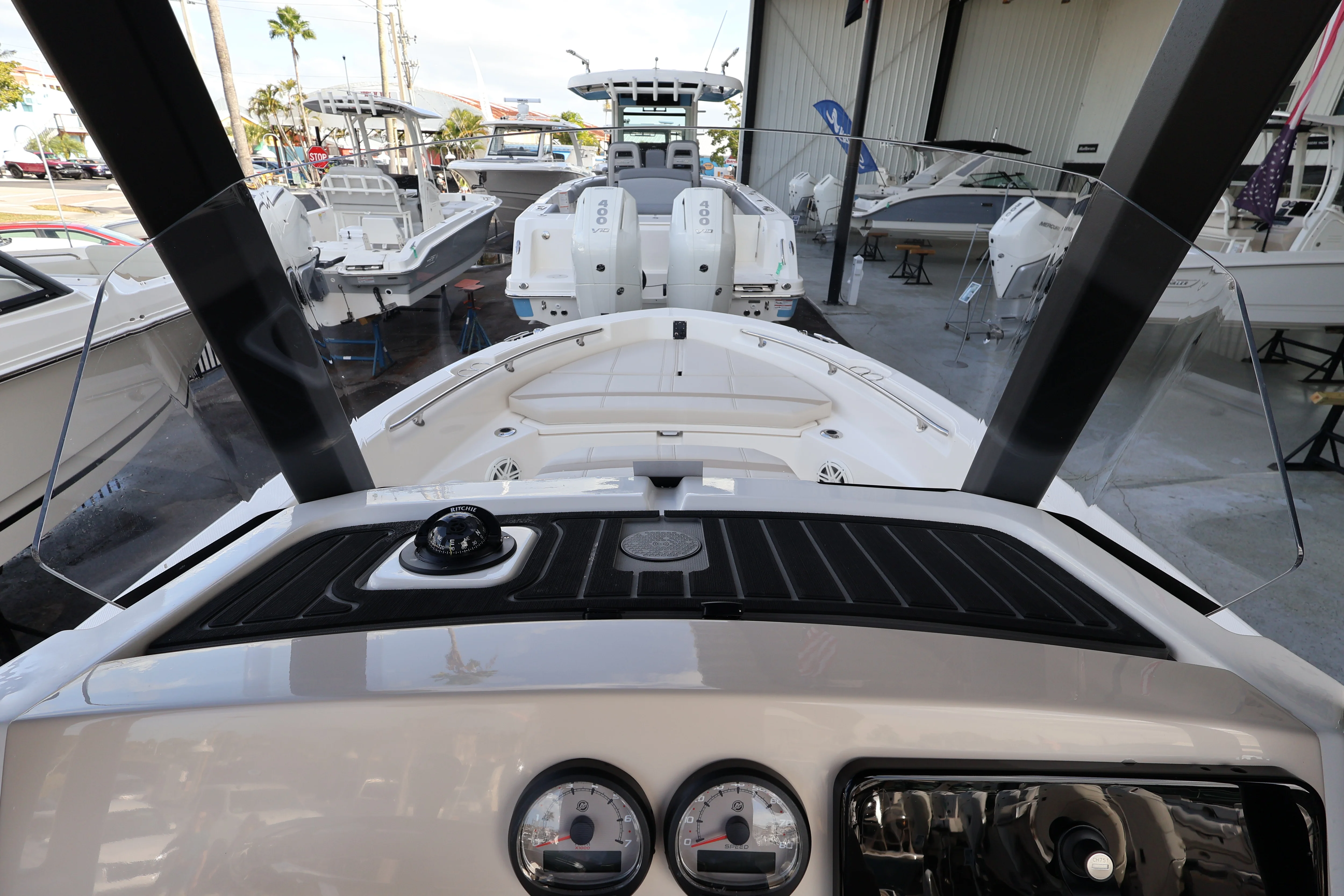 2026 Boston Whaler 220 Dauntless Image Thumbnail #14