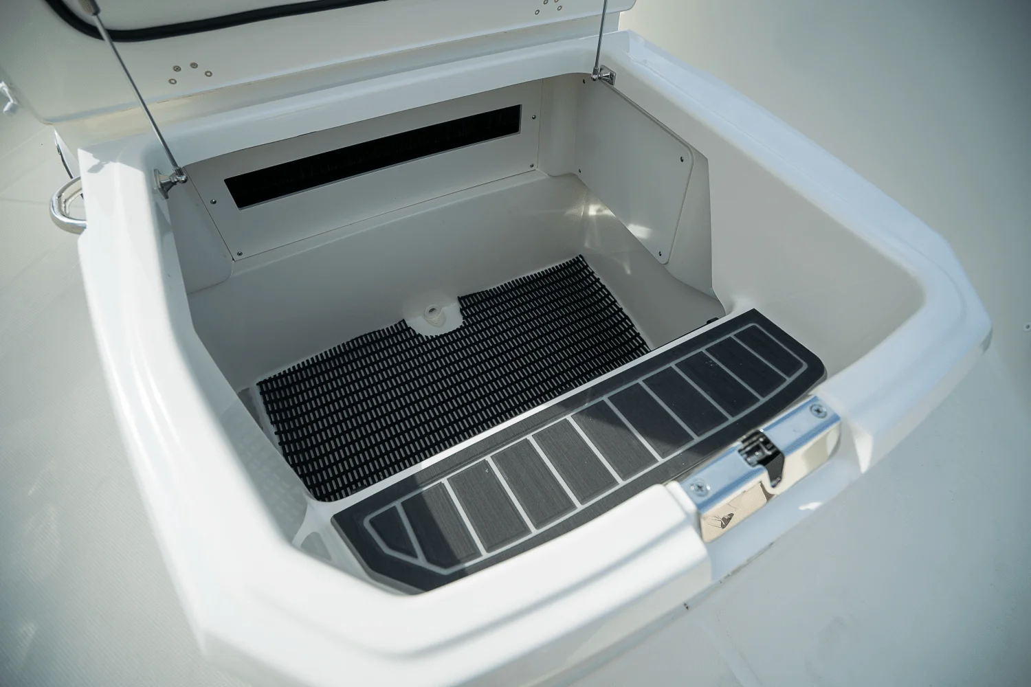 2026 Boston Whaler 250 Dauntless Image Thumbnail #15