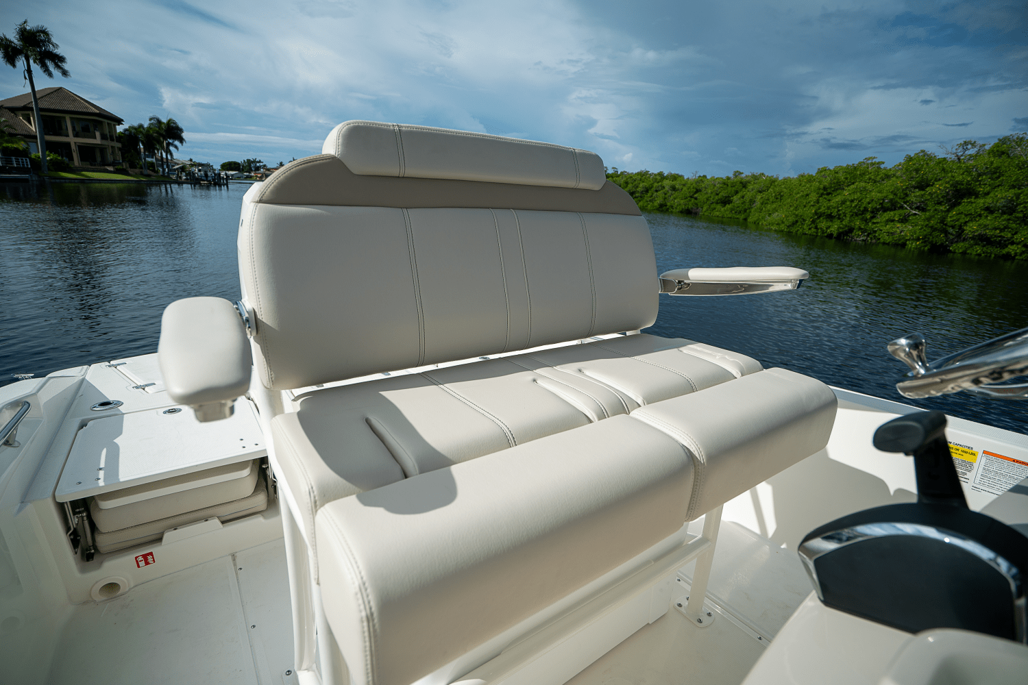 2026 Boston Whaler 250 Dauntless Image Thumbnail #12