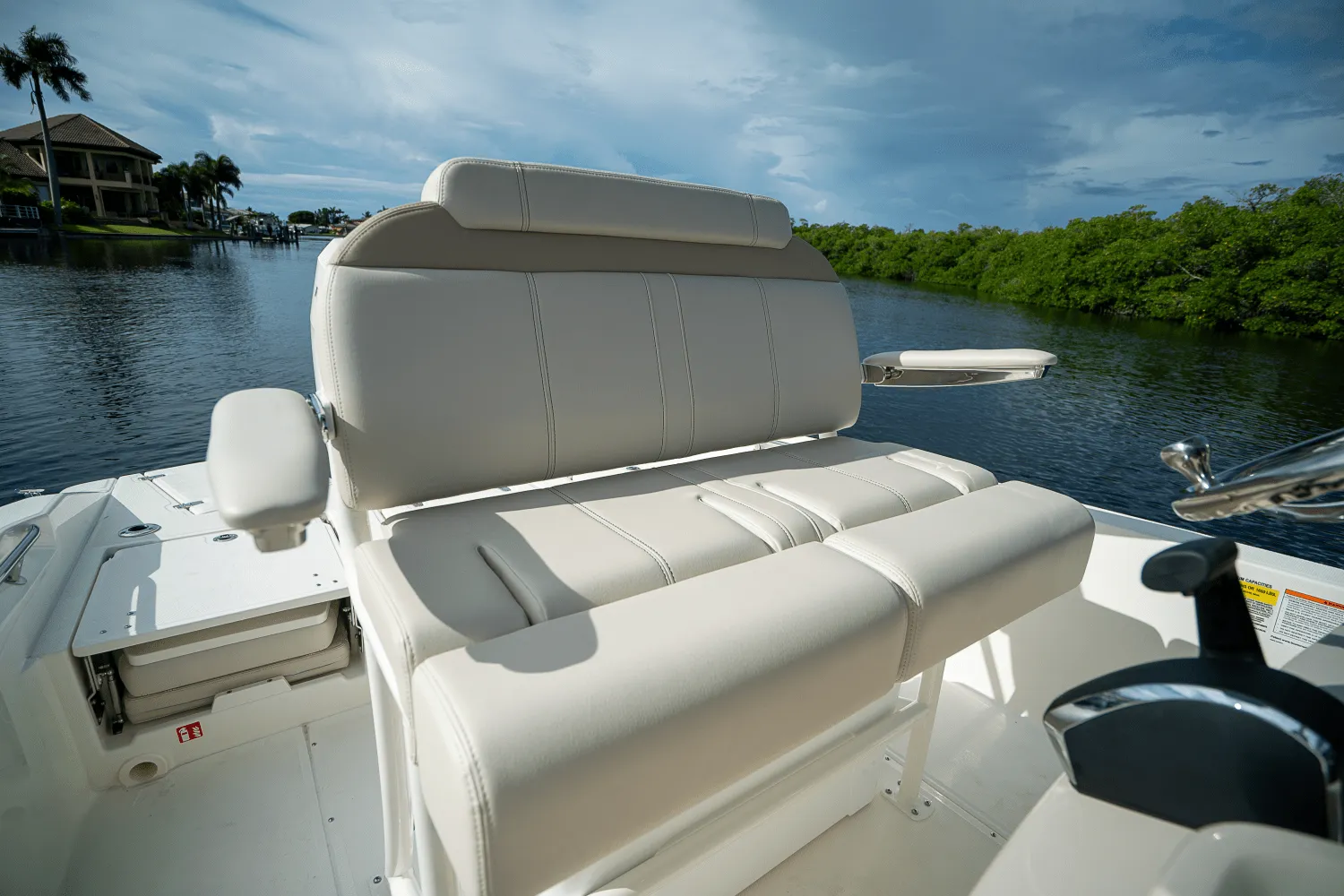 2026 Boston Whaler 250 Dauntless Image Thumbnail #12