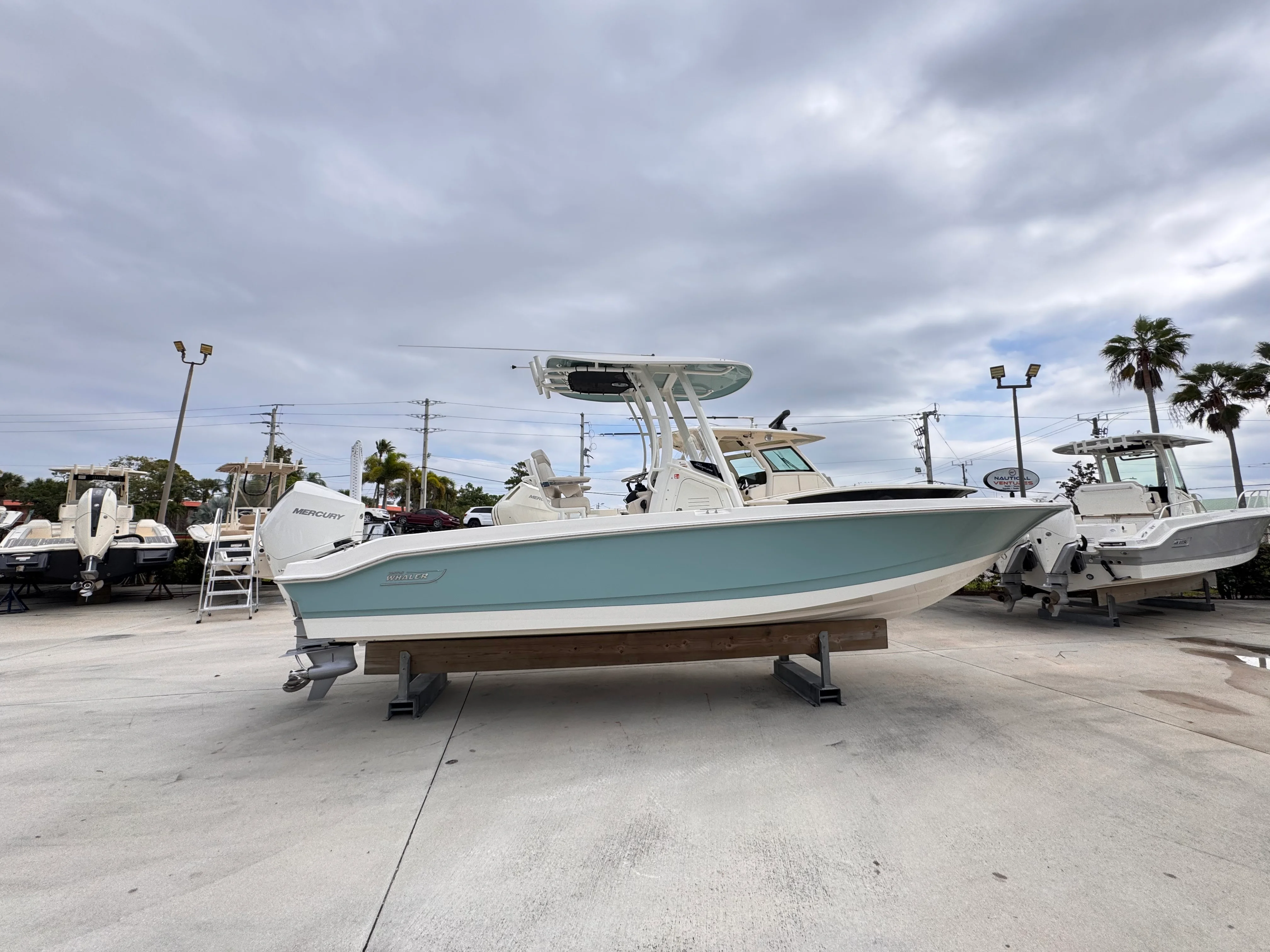 2026 Boston Whaler 250 Dauntless Image Thumbnail #8