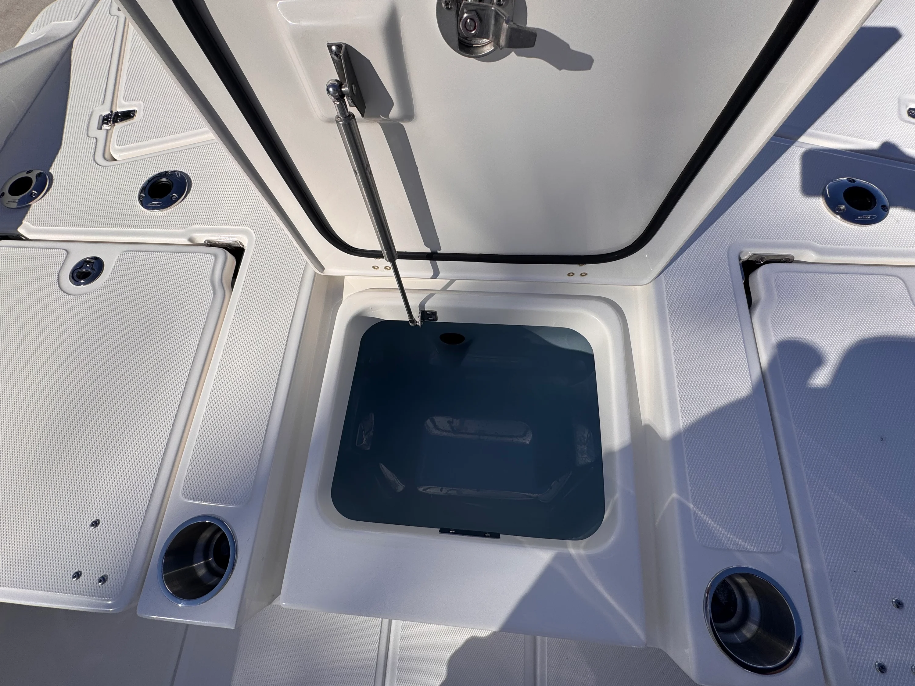 2026 Boston Whaler 250 Dauntless Image Thumbnail #12