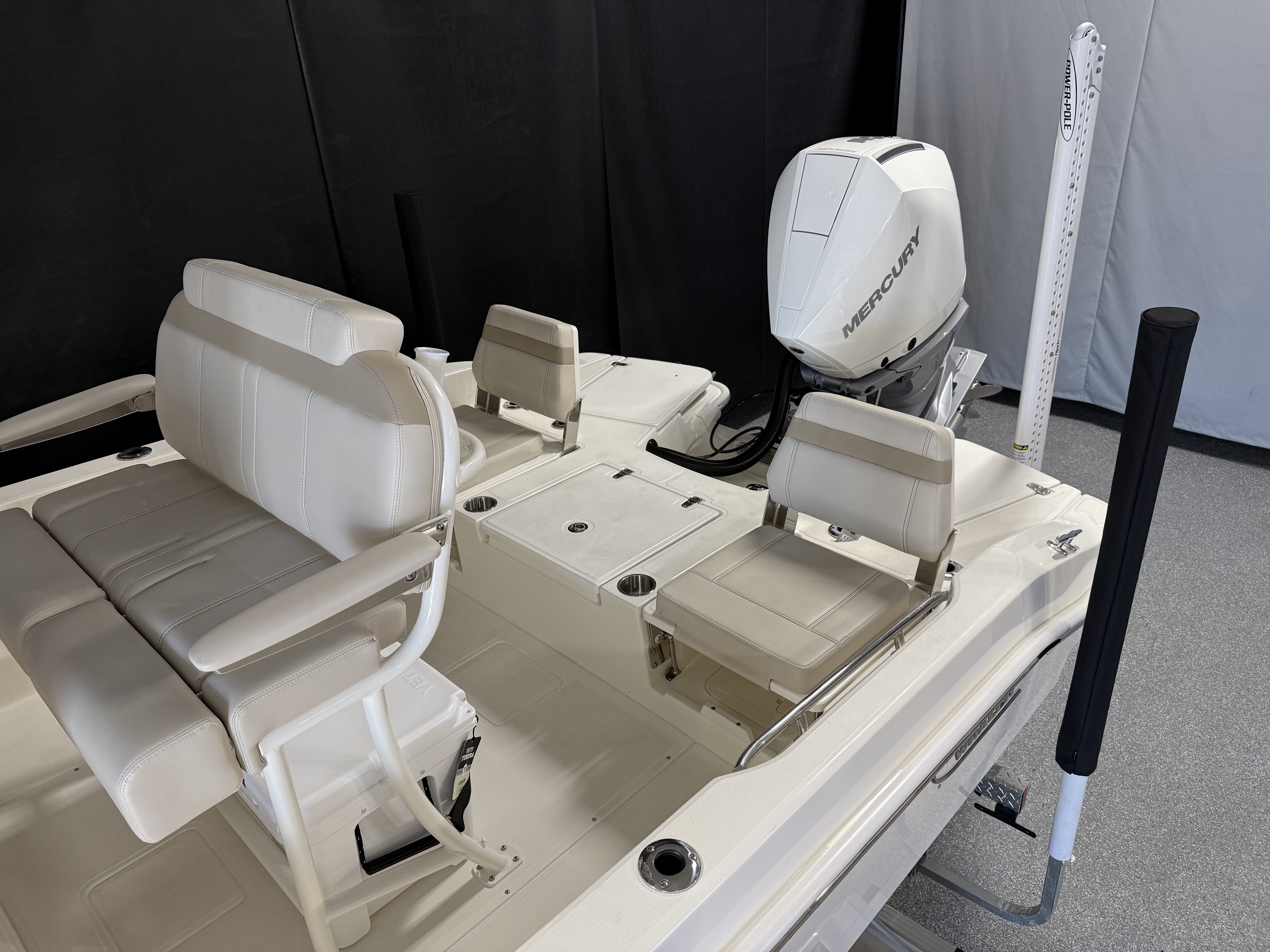 2026 Boston Whaler 250 Dauntless Image Thumbnail #9