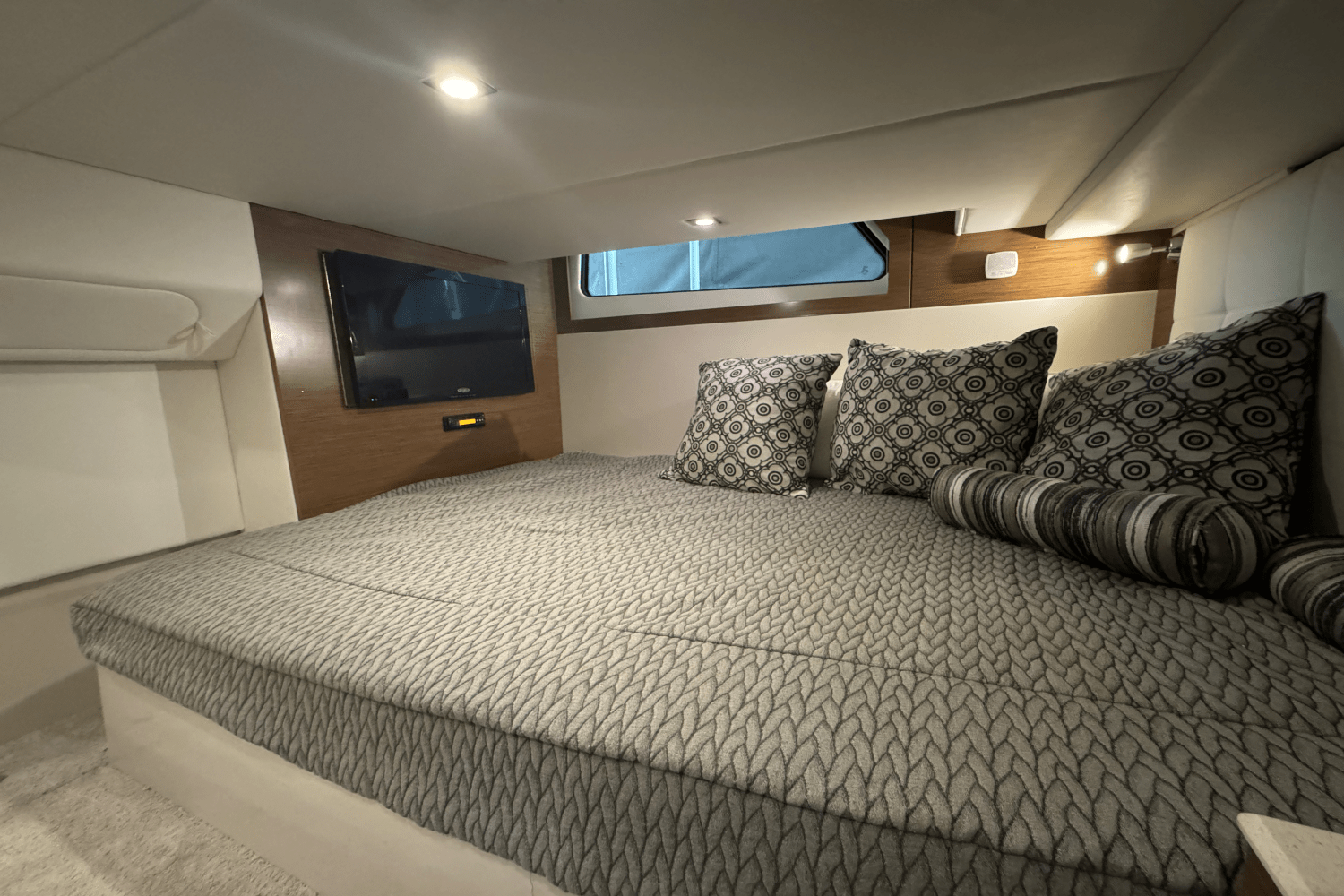2015 Cruisers Yachts 390 EXPRESS COUPE Image Thumbnail #33
