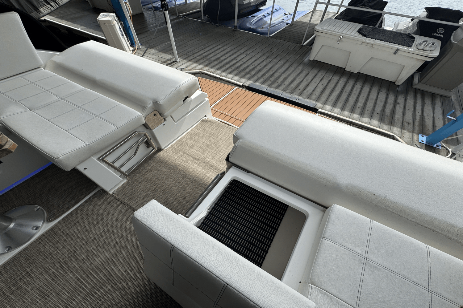 2015 Cruisers Yachts 390 EXPRESS COUPE Image Thumbnail #15