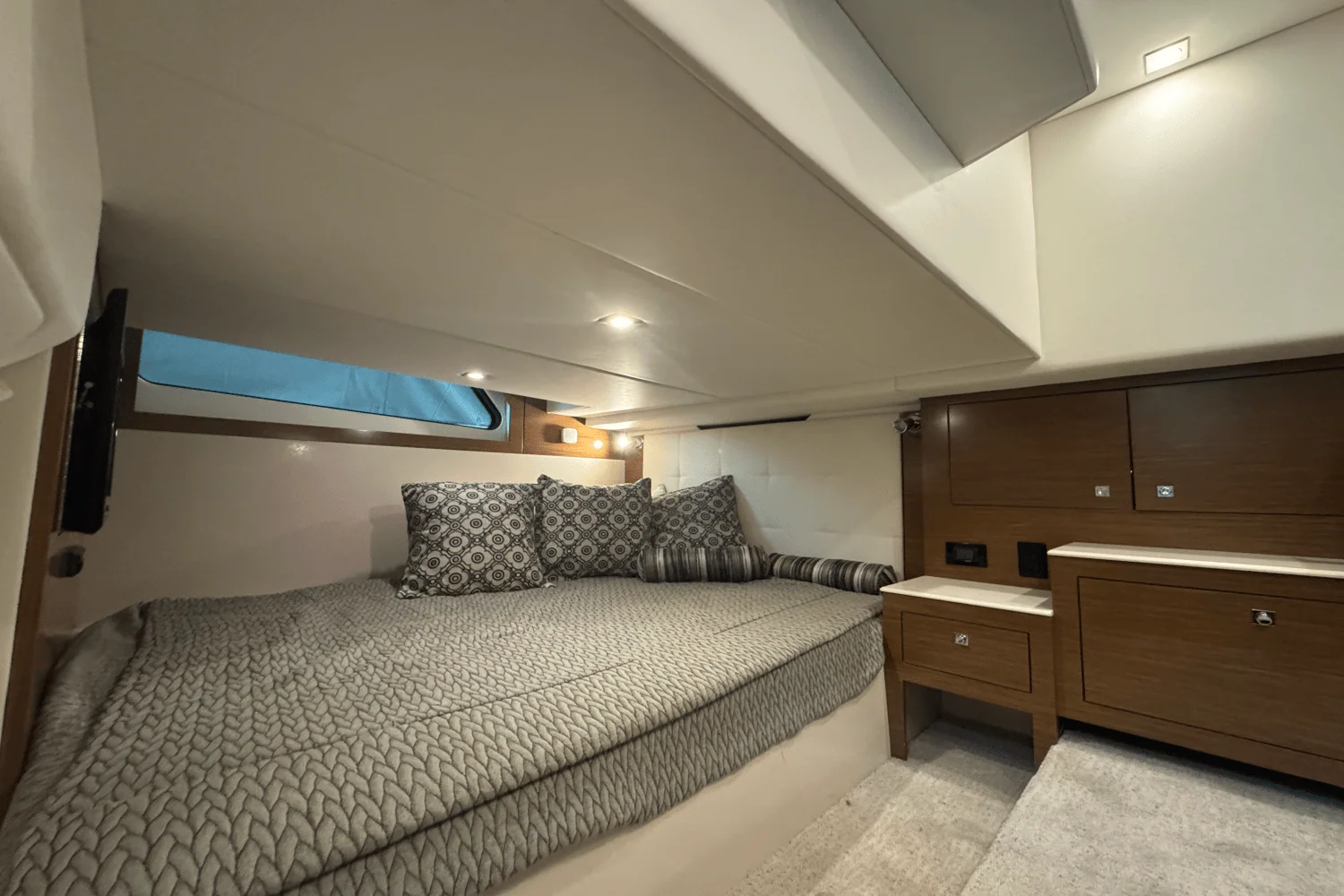 2015 Cruisers Yachts 390 EXPRESS COUPE Image Thumbnail #32