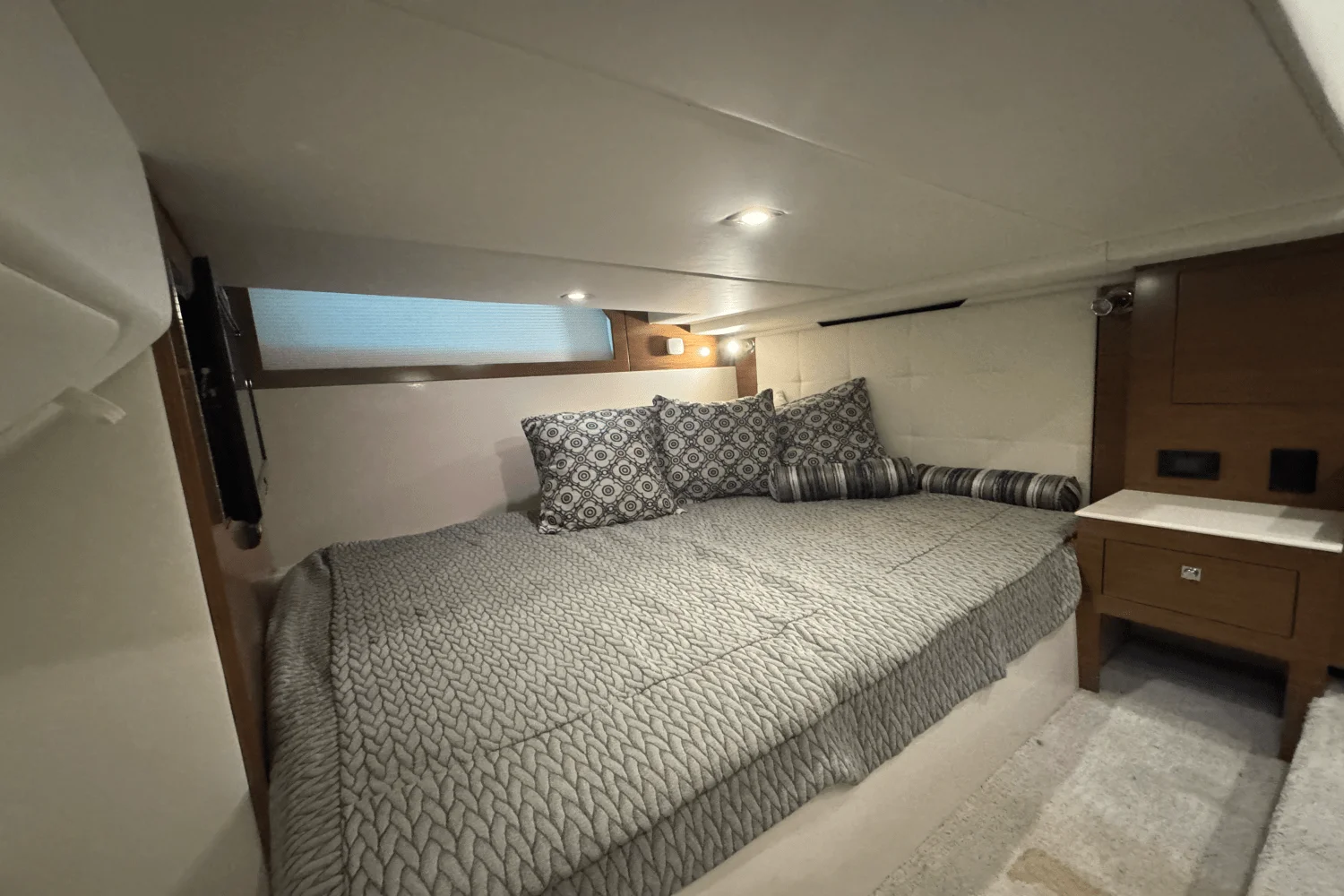 2015 Cruisers Yachts 390 EXPRESS COUPE Image Thumbnail #31