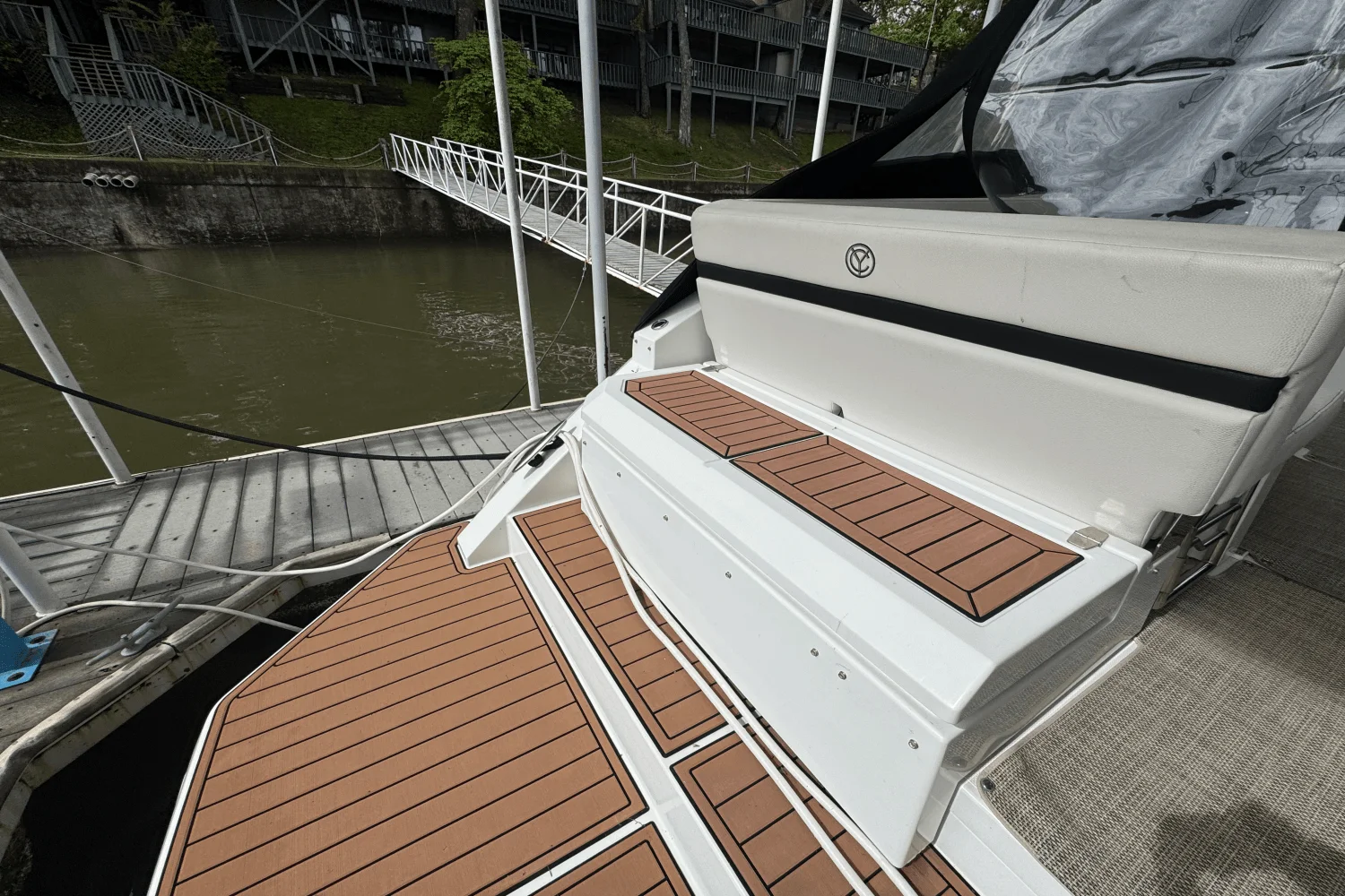 2015 Cruisers Yachts 390 EXPRESS COUPE Image Thumbnail #11