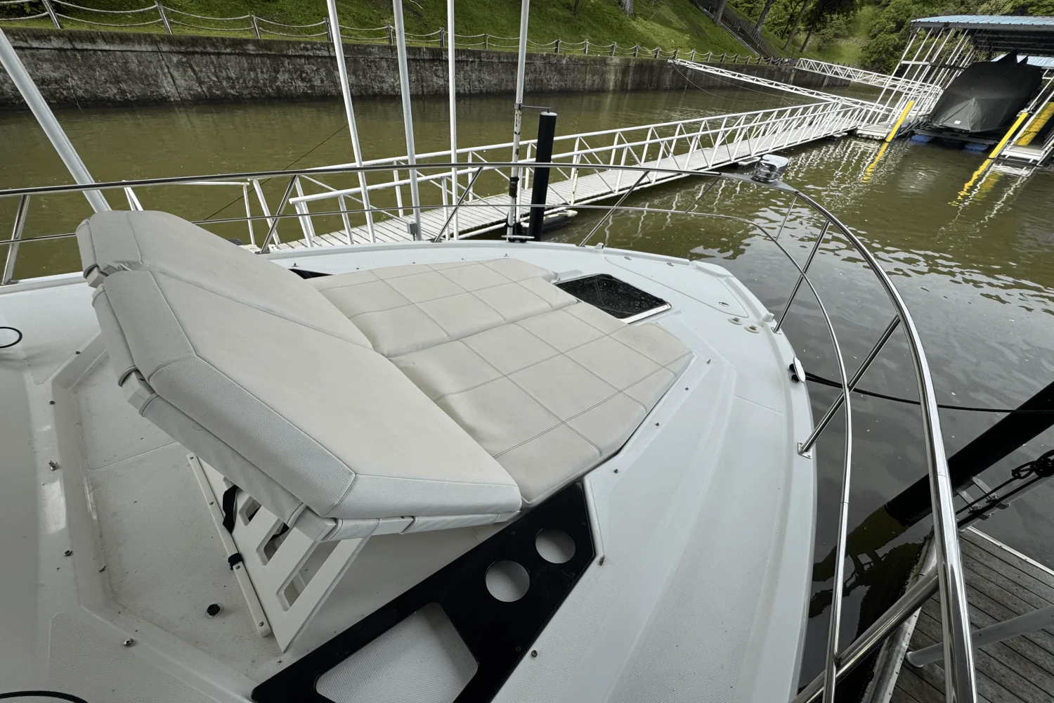 2015 Cruisers Yachts 390 EXPRESS COUPE Image Thumbnail #8