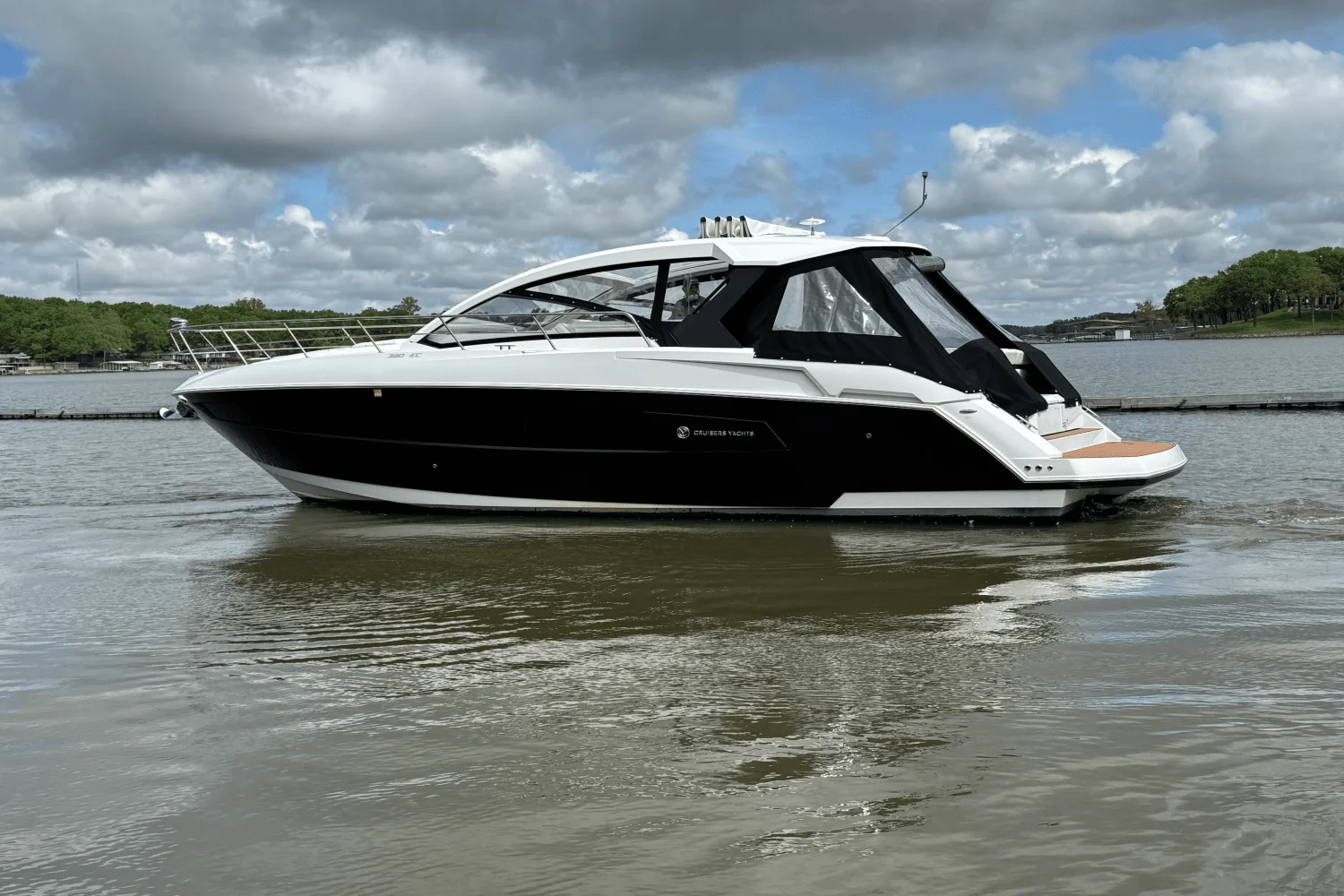 2015 Cruisers Yachts 390 EXPRESS COUPE Image Thumbnail #1