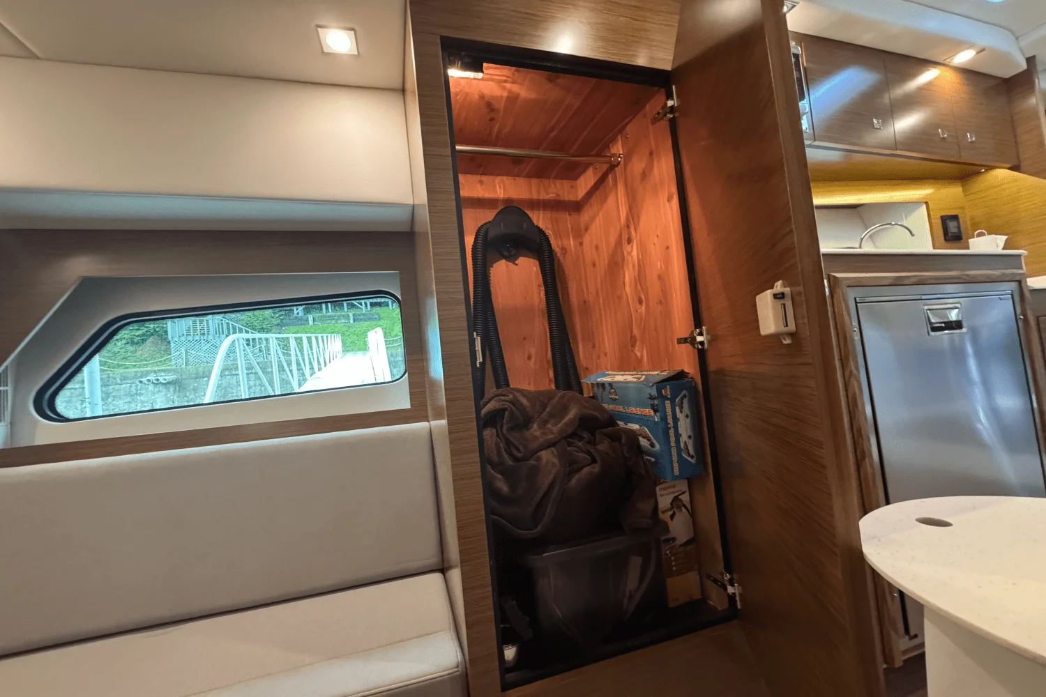 2015 Cruisers Yachts 390 EXPRESS COUPE Image Thumbnail #35