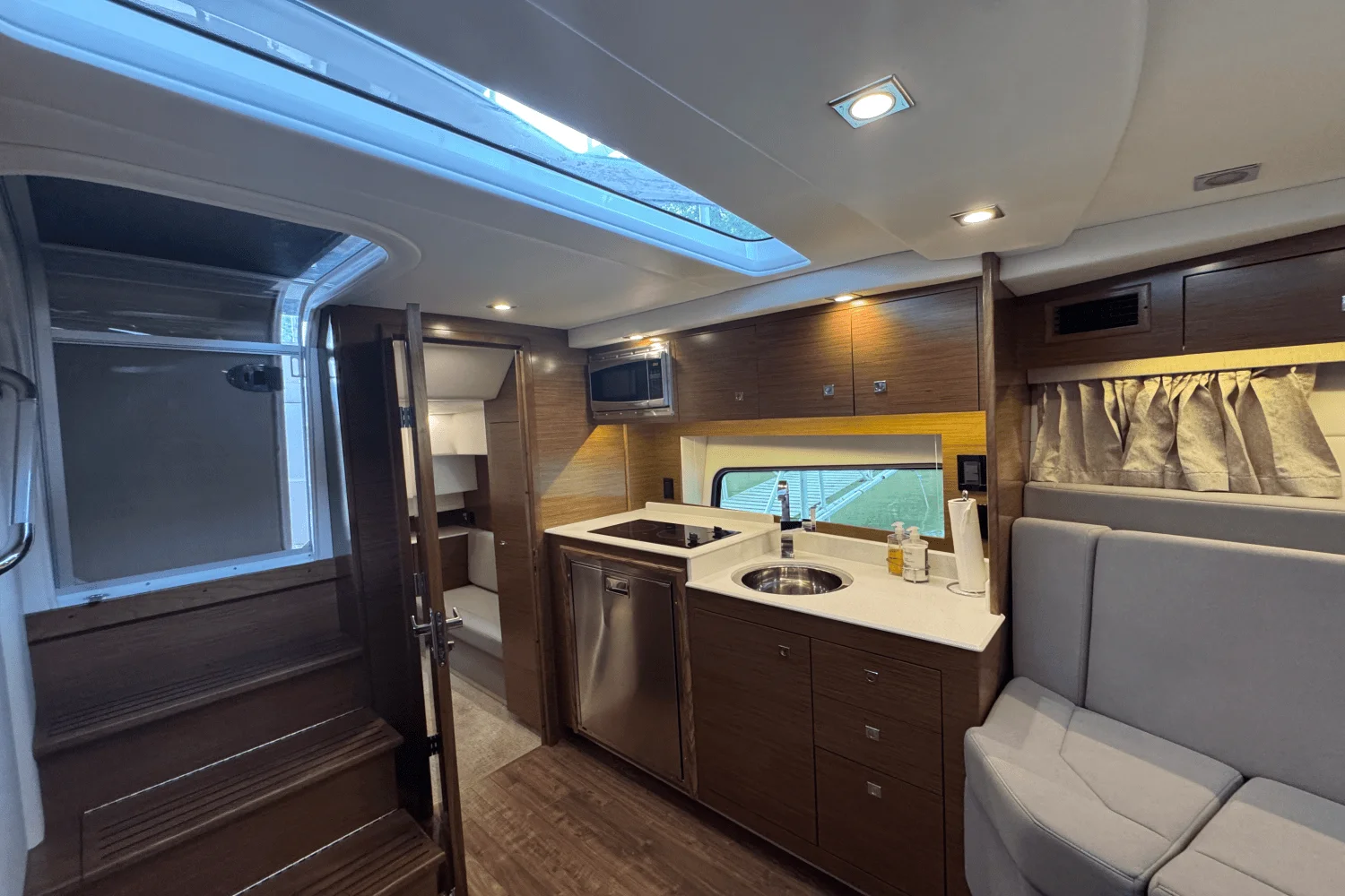 2015 Cruisers Yachts 390 EXPRESS COUPE Image Thumbnail #37