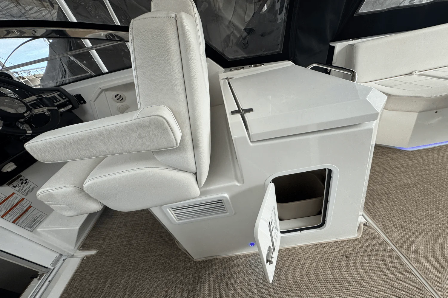 2015 Cruisers Yachts 390 EXPRESS COUPE Image Thumbnail #24