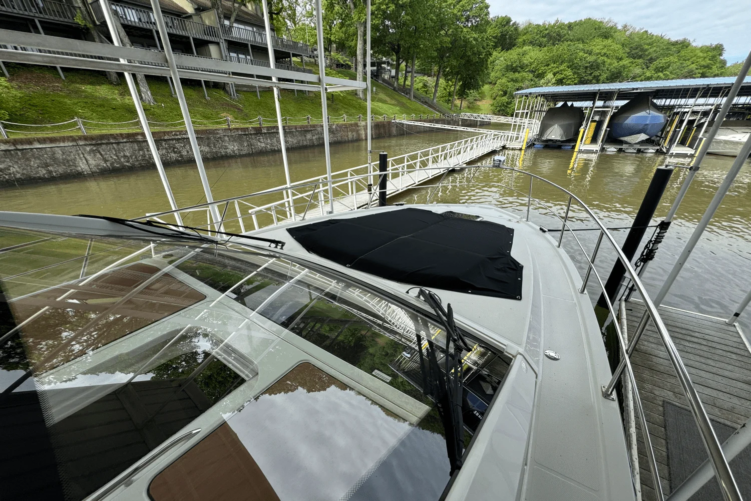 2015 Cruisers Yachts 390 EXPRESS COUPE Image Thumbnail #6