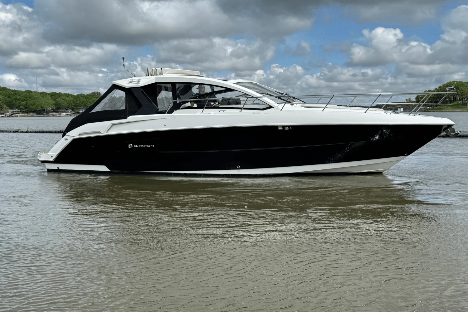 2015 Cruisers Yachts 390 EXPRESS COUPE Image Thumbnail #2