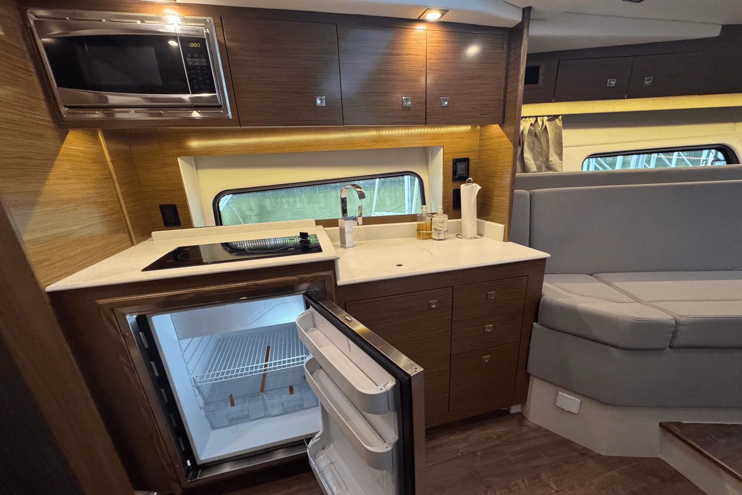 2015 Cruisers Yachts 390 EXPRESS COUPE Image Thumbnail #38